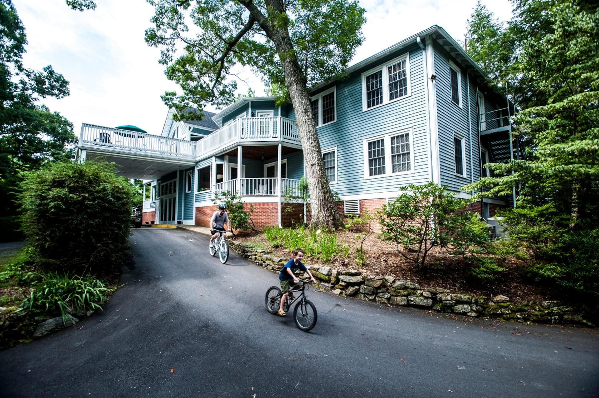 Highland Lake Inn & Resort - Flat Rock featured exterior or lobby in Flat Rock, NC — similar hotel