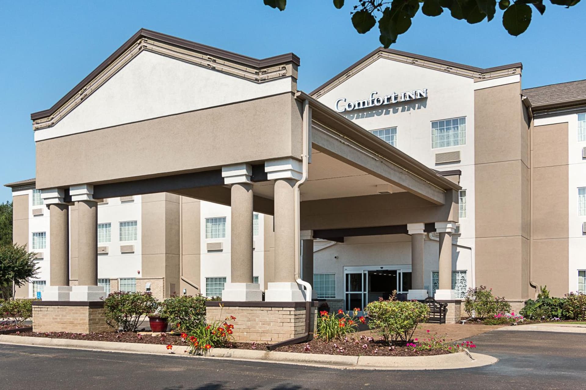 Comfort Inn Camden featured exterior or lobby in Camden, AR — similar hotel