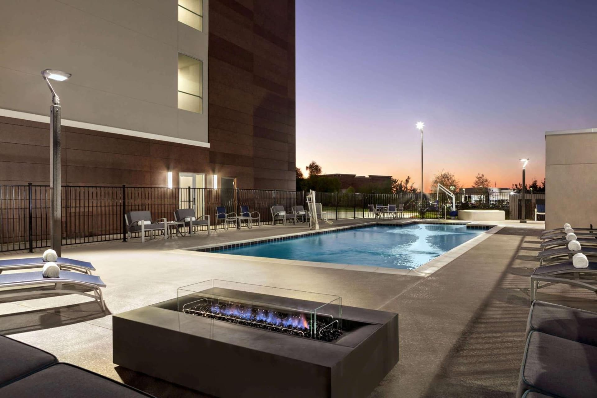La Quinta Inn & Suites by Wyndham College Station North interior in College Station, TX — gallery photo 2