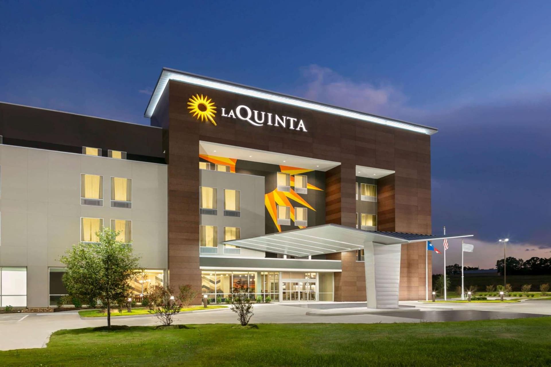 La Quinta Inn & Suites by Wyndham College Station North interior in College Station, TX — gallery photo 2