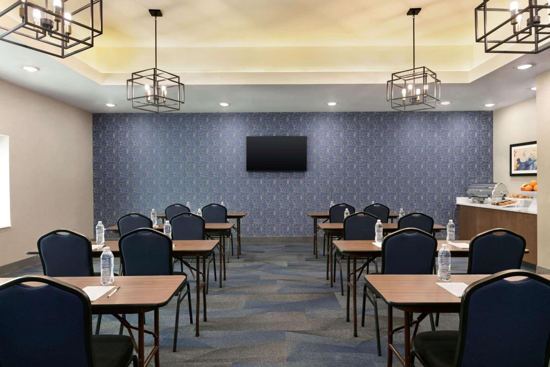 La Quinta Inn & Suites by Wyndham College Station North interior in College Station, TX — gallery photo 2