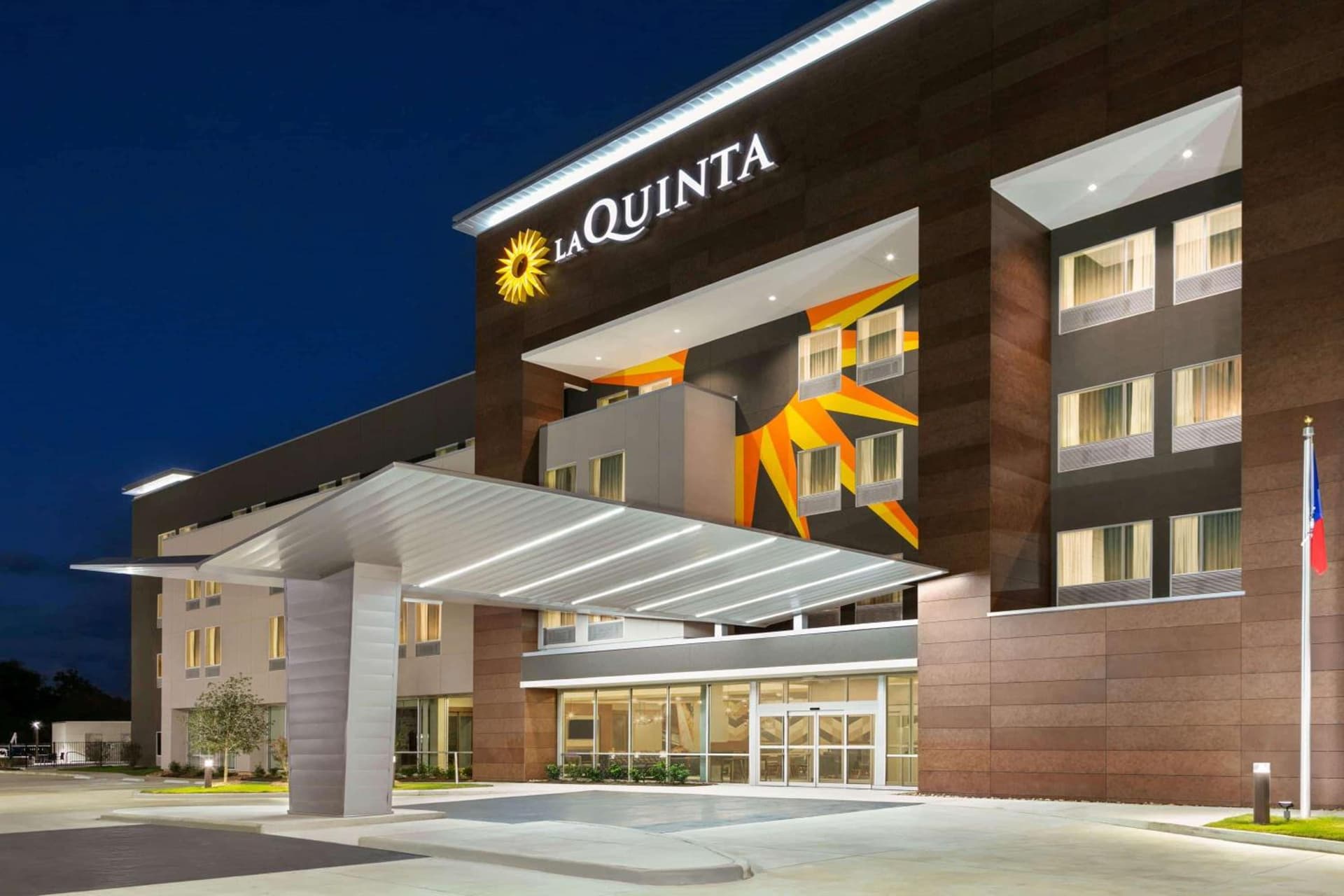 La Quinta Inn & Suites by Wyndham College Station North property views in College Station, TX — gallery photo 3