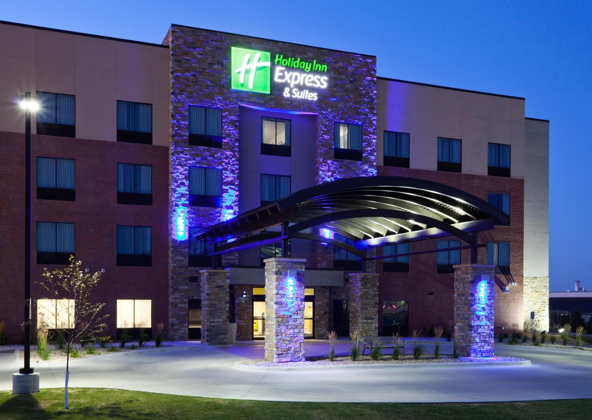 Holiday Inn Express & Suites Fort Dodge by IHG interior in Fort Dodge, IA — gallery photo 2