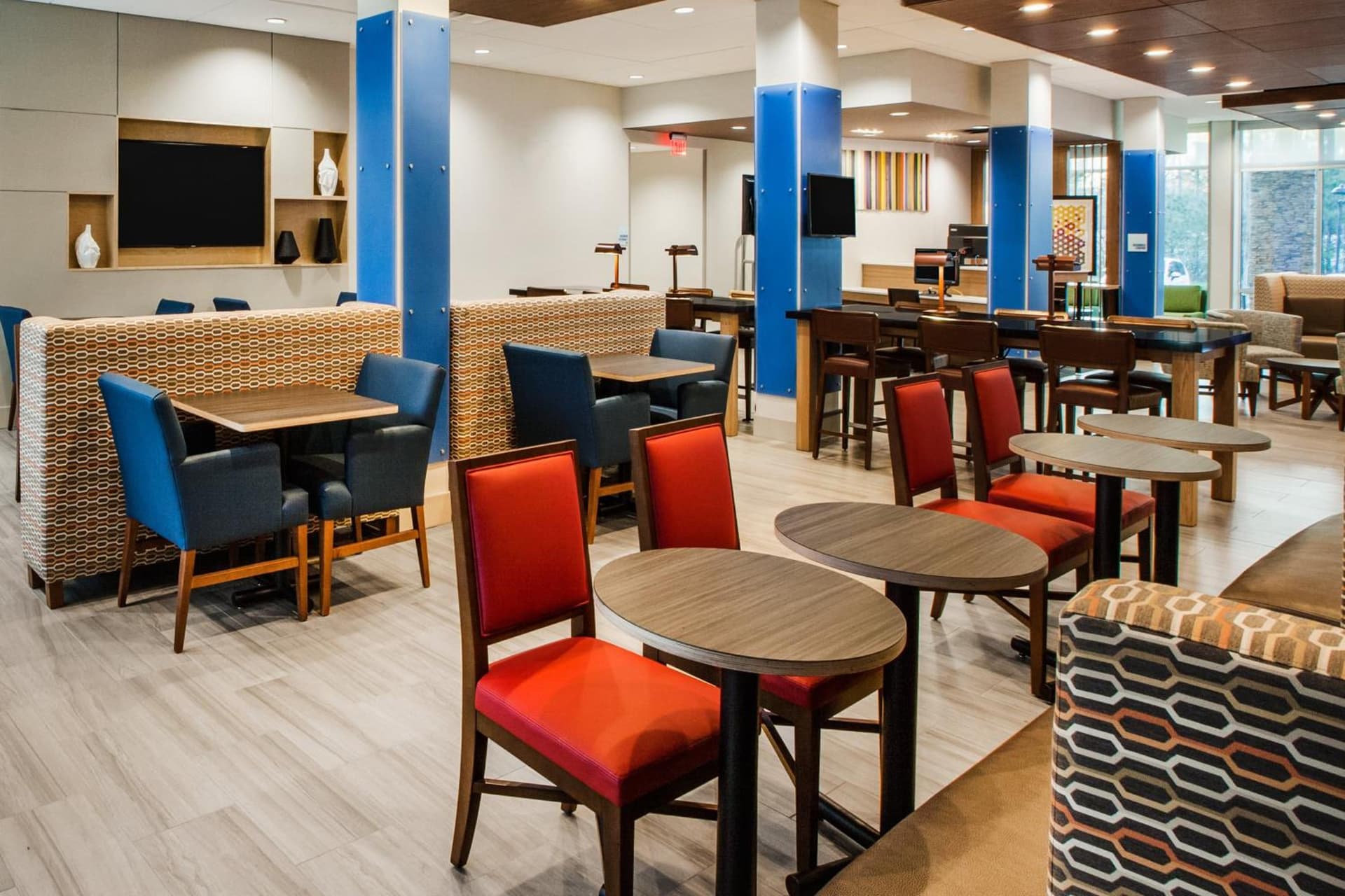 Holiday Inn Express Hotel & Suites Murray by IHG interior in Murray, KY — gallery photo 2