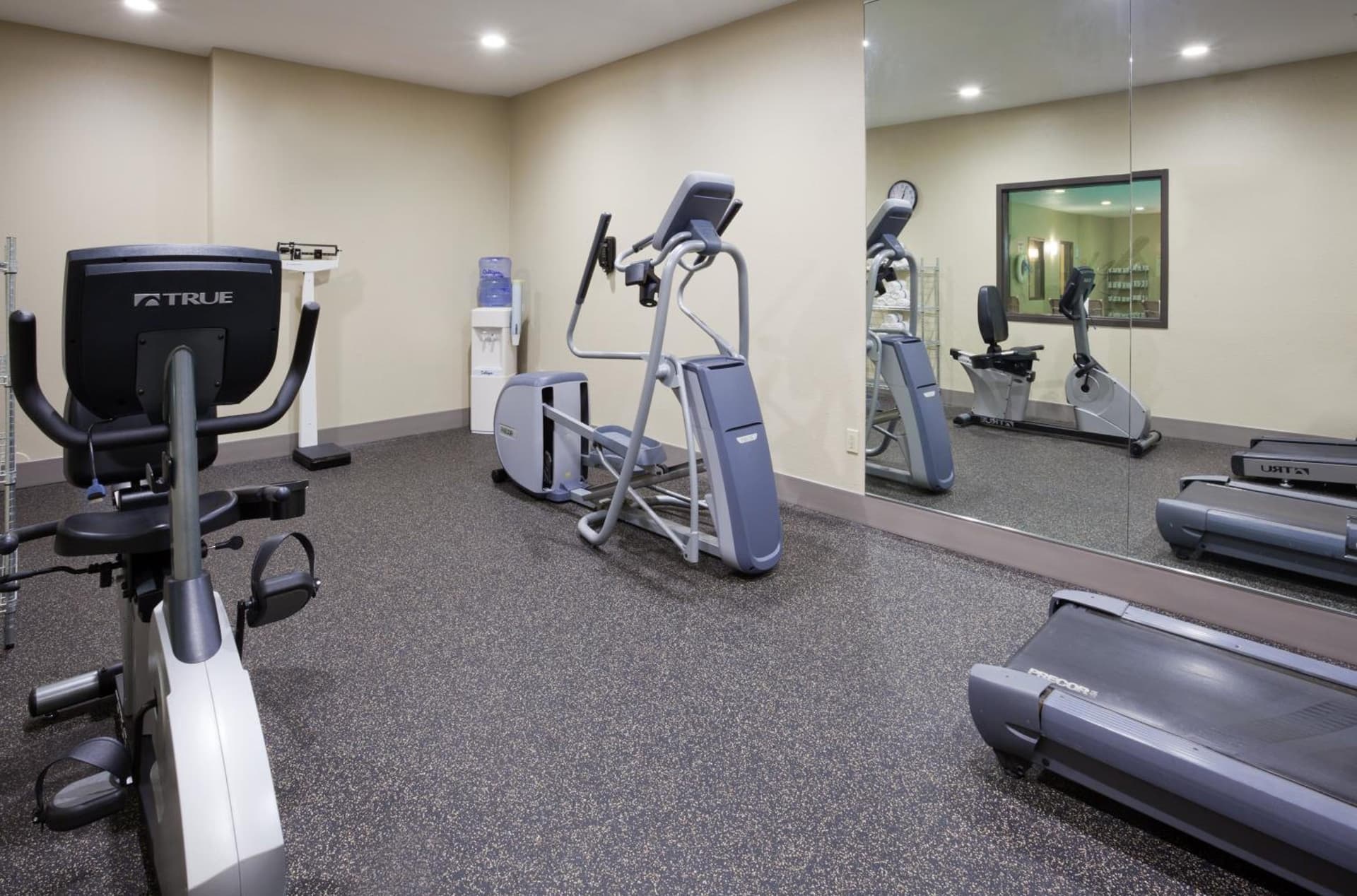 Holiday Inn Express Hotel & Suites St. Paul - Woodbury by IHG gallery photo in Woodbury, MN — image 16