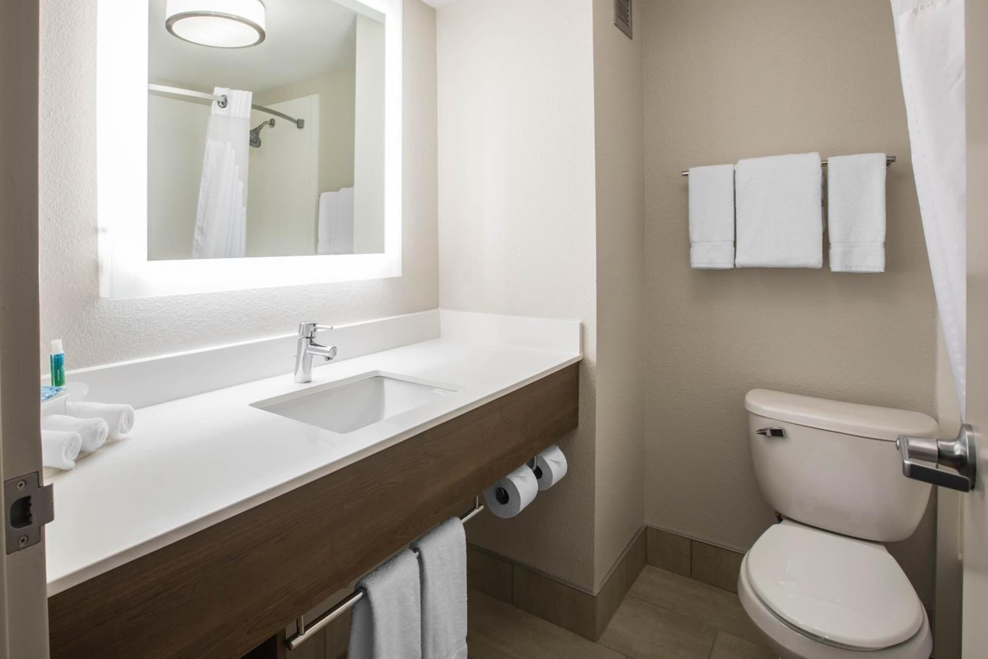 Holiday Inn Express & Suites Ludington by IHG gallery photo in Ludington, MI — image 17
