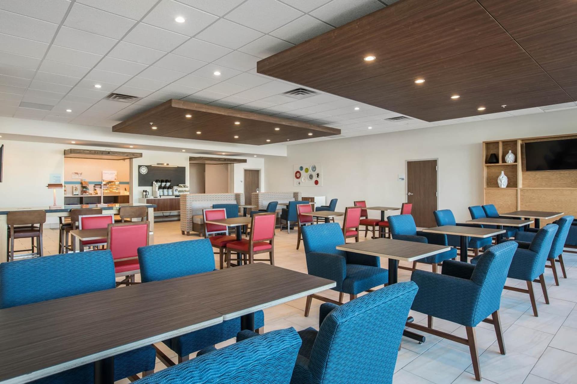 Holiday Inn Express & Suites Ludington by IHG interior in Ludington, MI — gallery photo 2