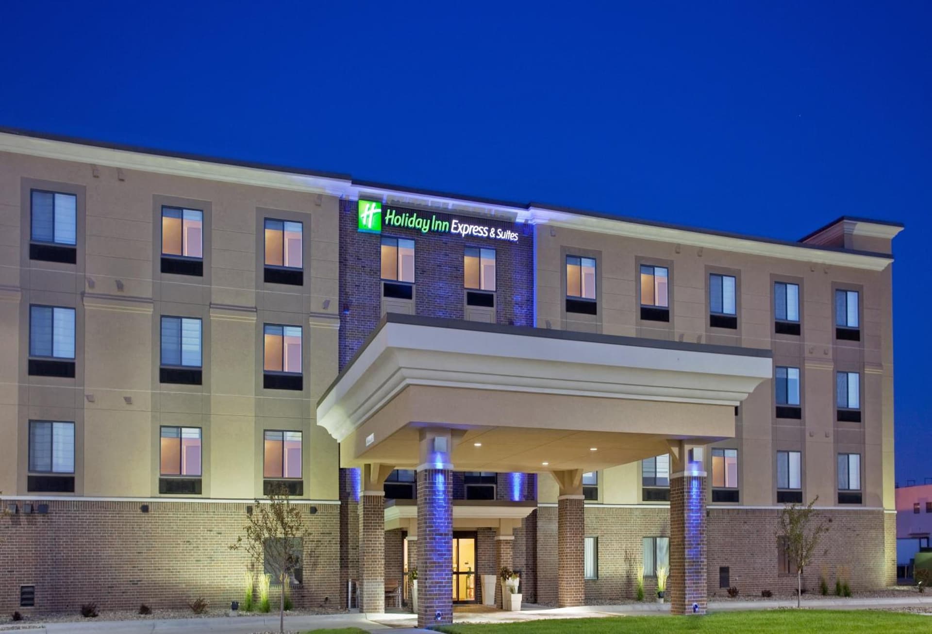Holiday Inn Express & Suites Lincoln Airport by IHG featured exterior or lobby in Lincoln, NE — similar hotel