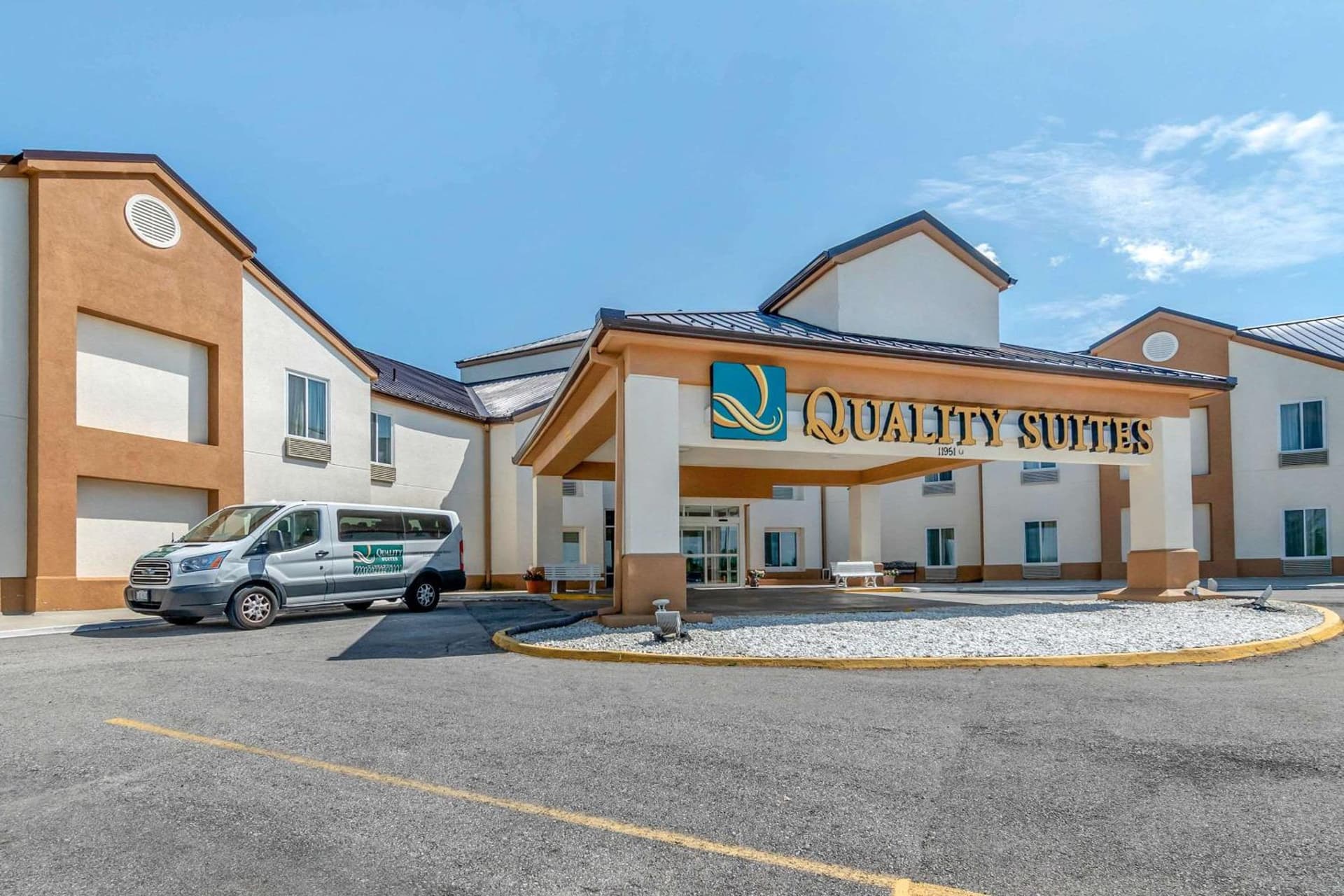 Quality Suites Kansas City International Airport featured exterior or lobby in Kansas City, KS — similar hotel