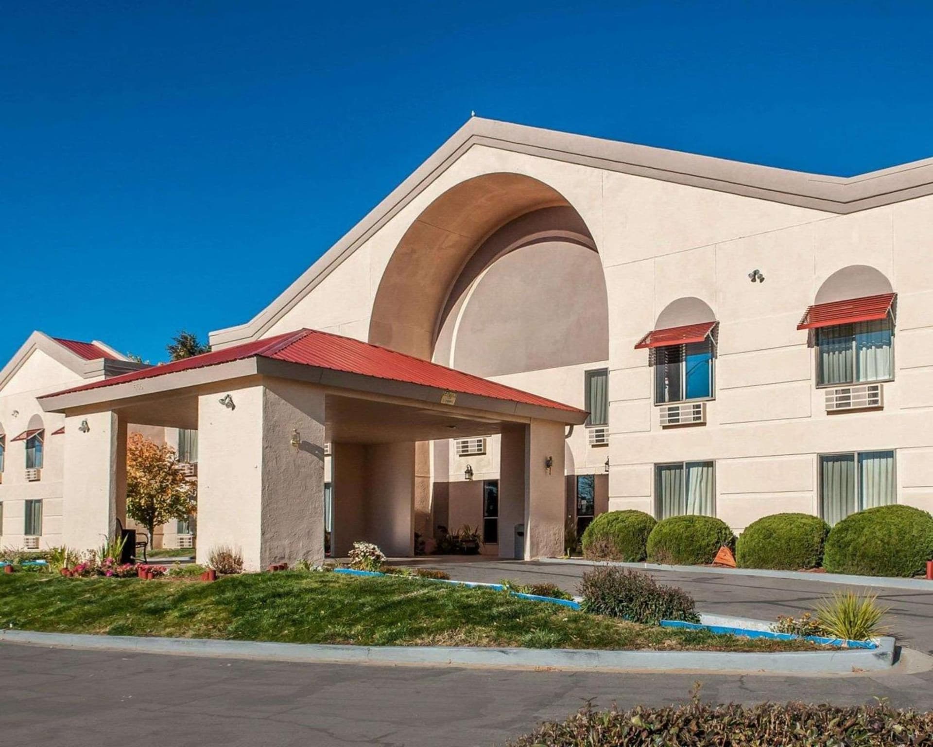 Quality Inn & Suites Farmington interior in Farmington, NM — gallery photo 2