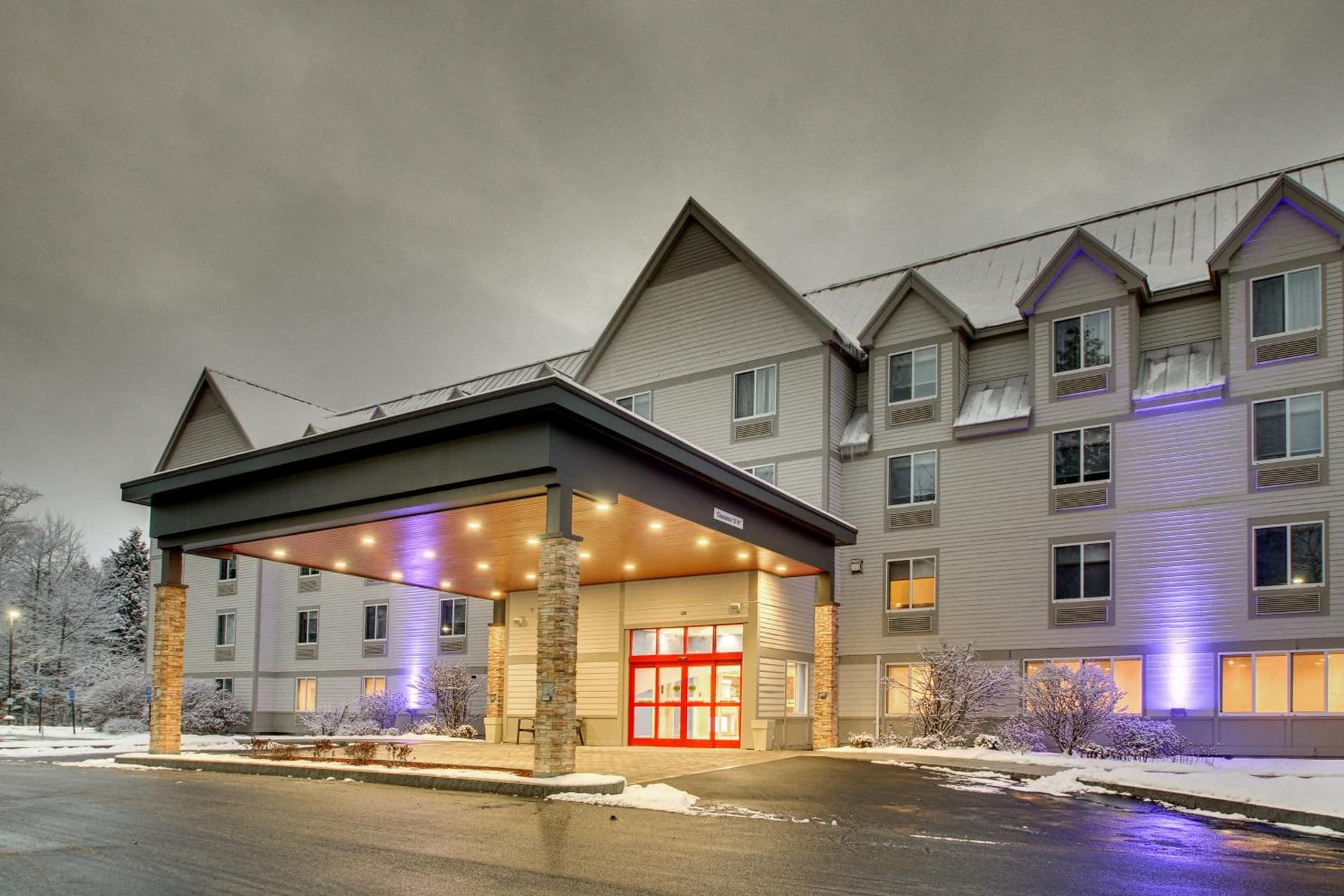 Holiday Inn Express & Suites - Lincoln East - White Mountains by IHG property views in Lincoln — gallery photo 3