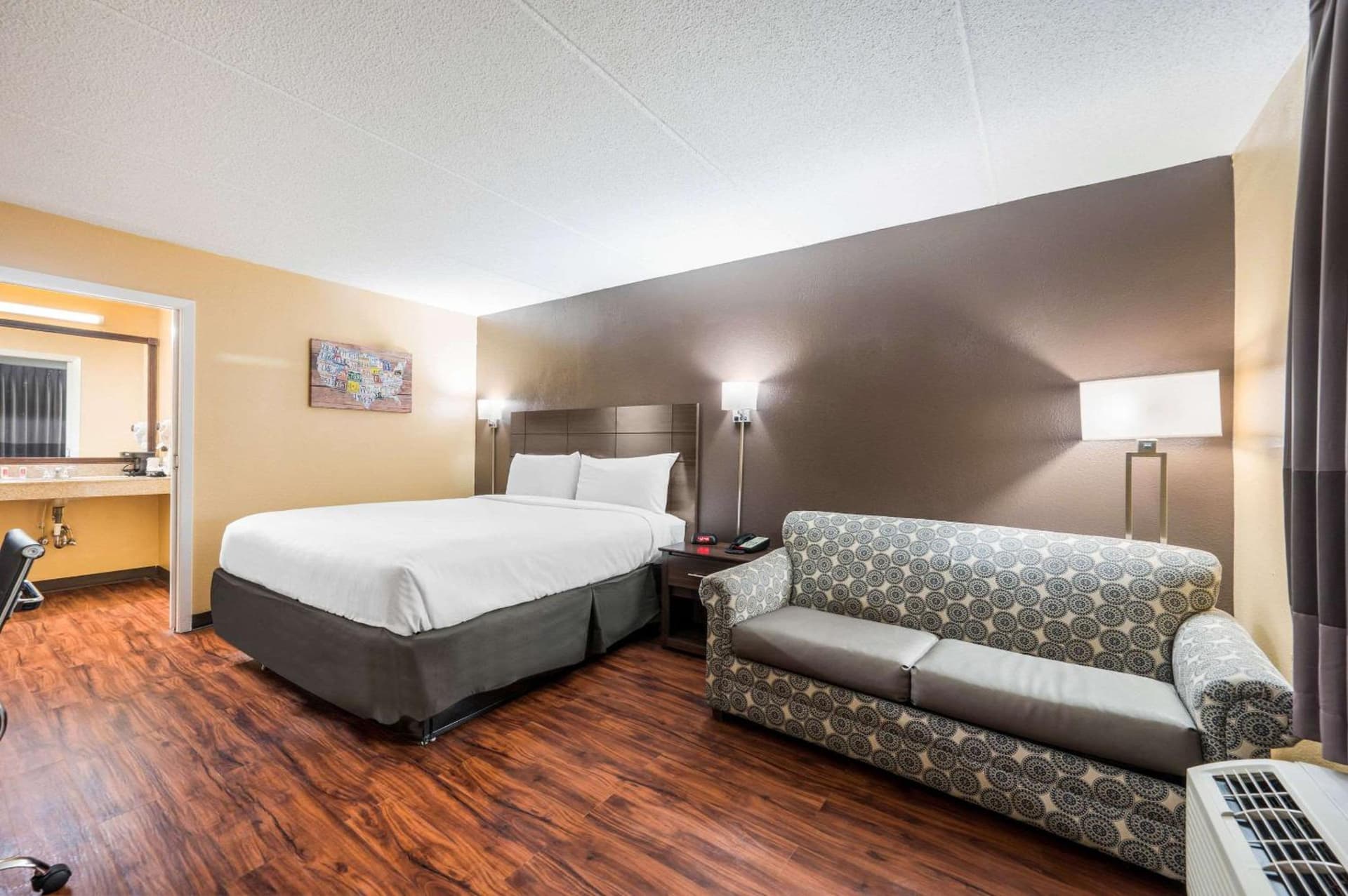 Econo Lodge Columbus near Airport property views in Columbus, MS — gallery photo 3