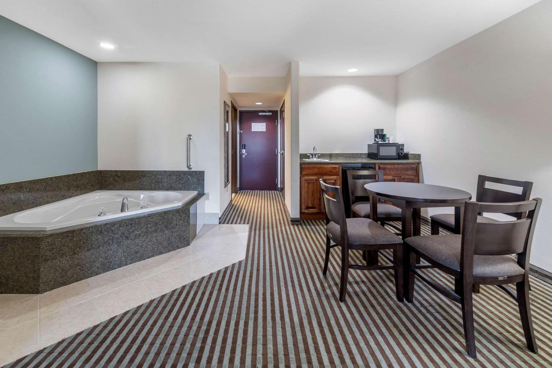 Comfort Inn & Suites Perry I-35 interior in Perry, OK — gallery photo 2