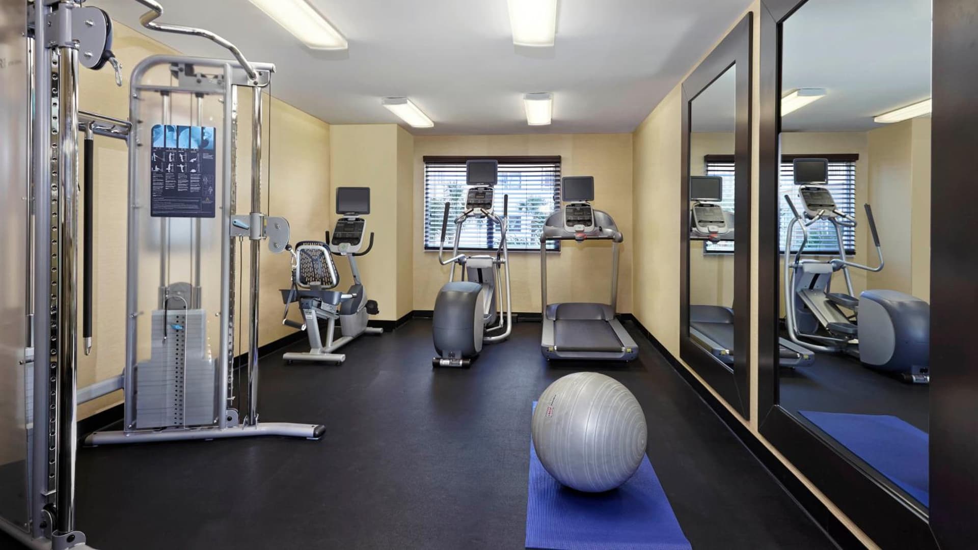 Holiday Inn Express & Suites Naples Downtown - 5th Avenue by IHG gallery photo in Naples, FL — image 6