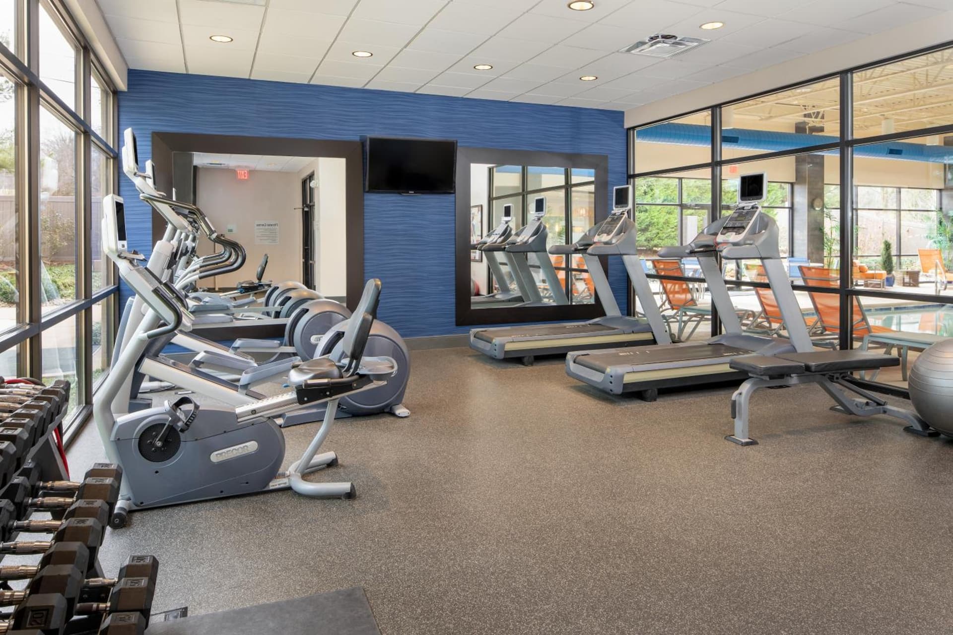 Holiday Inn and Suites Charleston West by IHG gallery photo in Charleston, WV — image 4