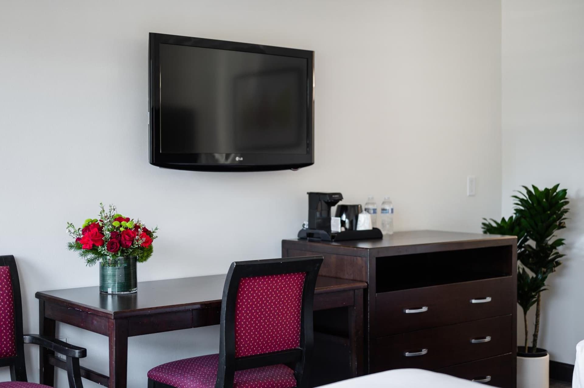 Alpine Inn near Convention Center and the Park property views in Anaheim, CA — gallery photo 3