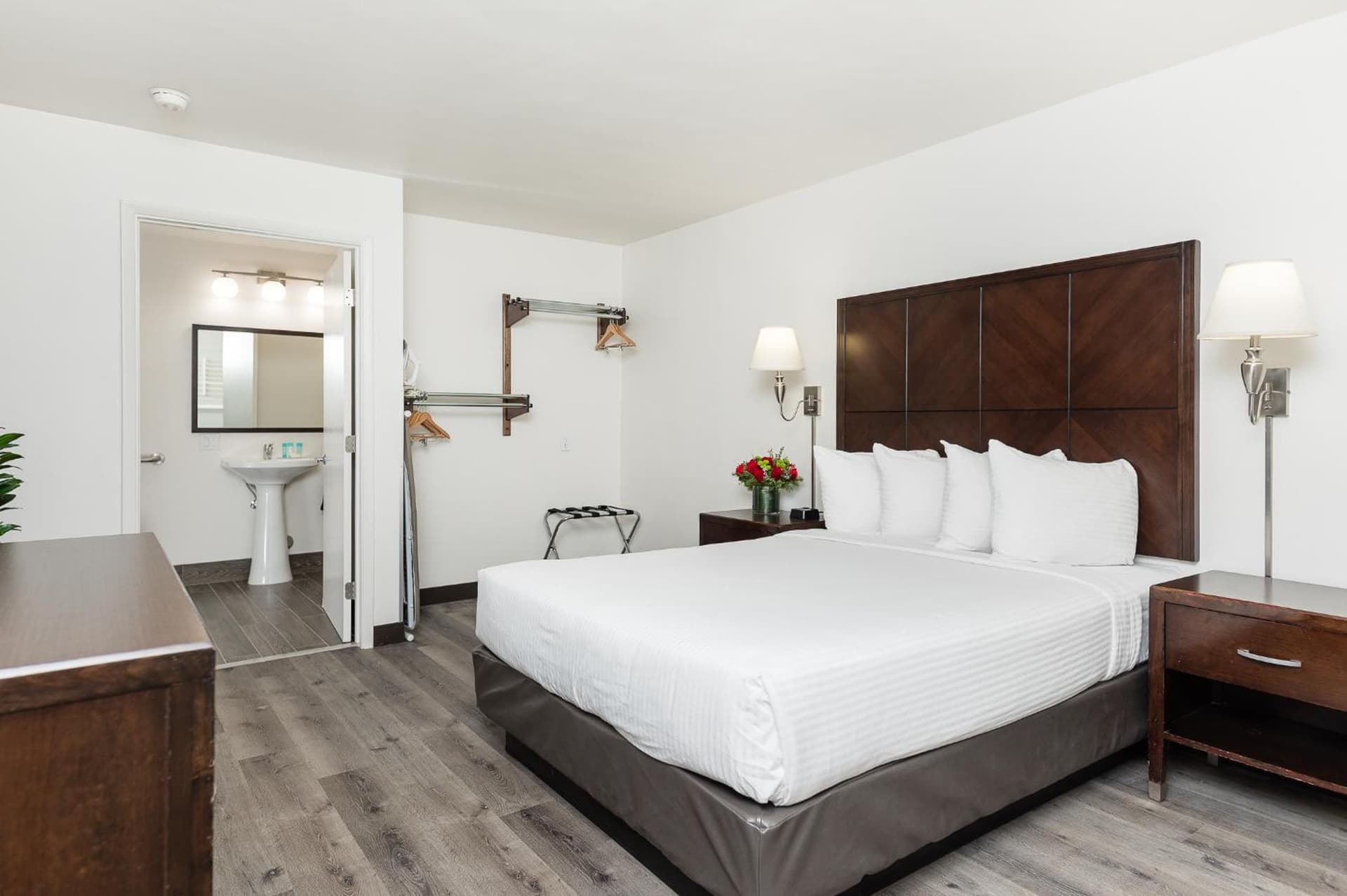 Alpine Inn near Convention Center and the Park gallery photo in Anaheim, CA — image 38