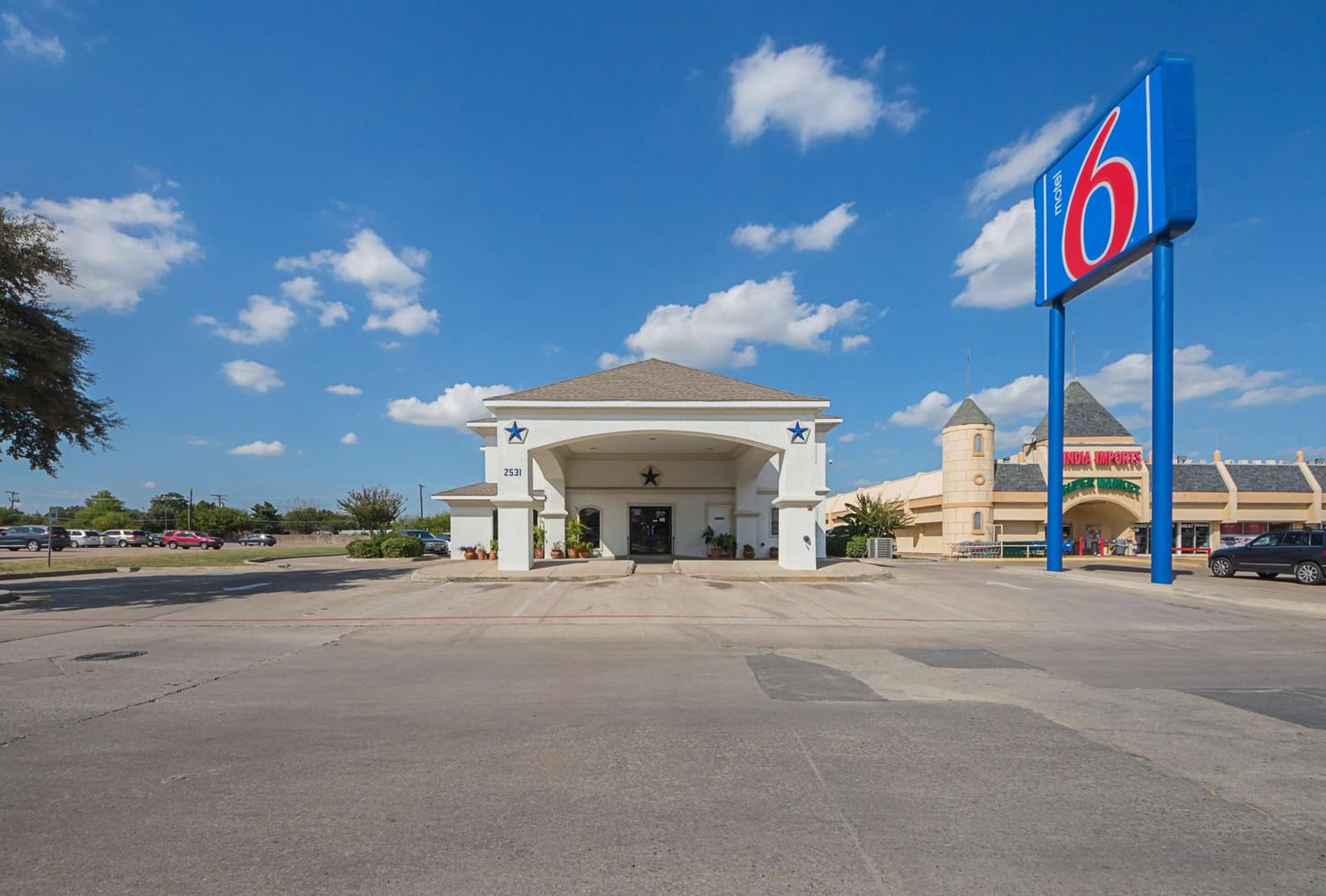 Motel 6 Dallas – Irving DFW Airport South interior in Irving, TX — gallery photo 2