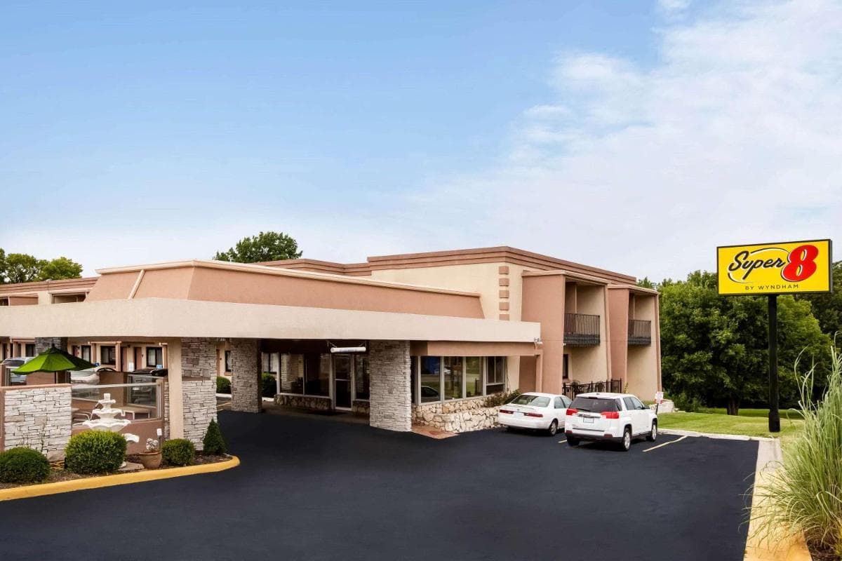 Super 8 by Wyndham Lawrence KU — hotel in Lawrence, Kansas