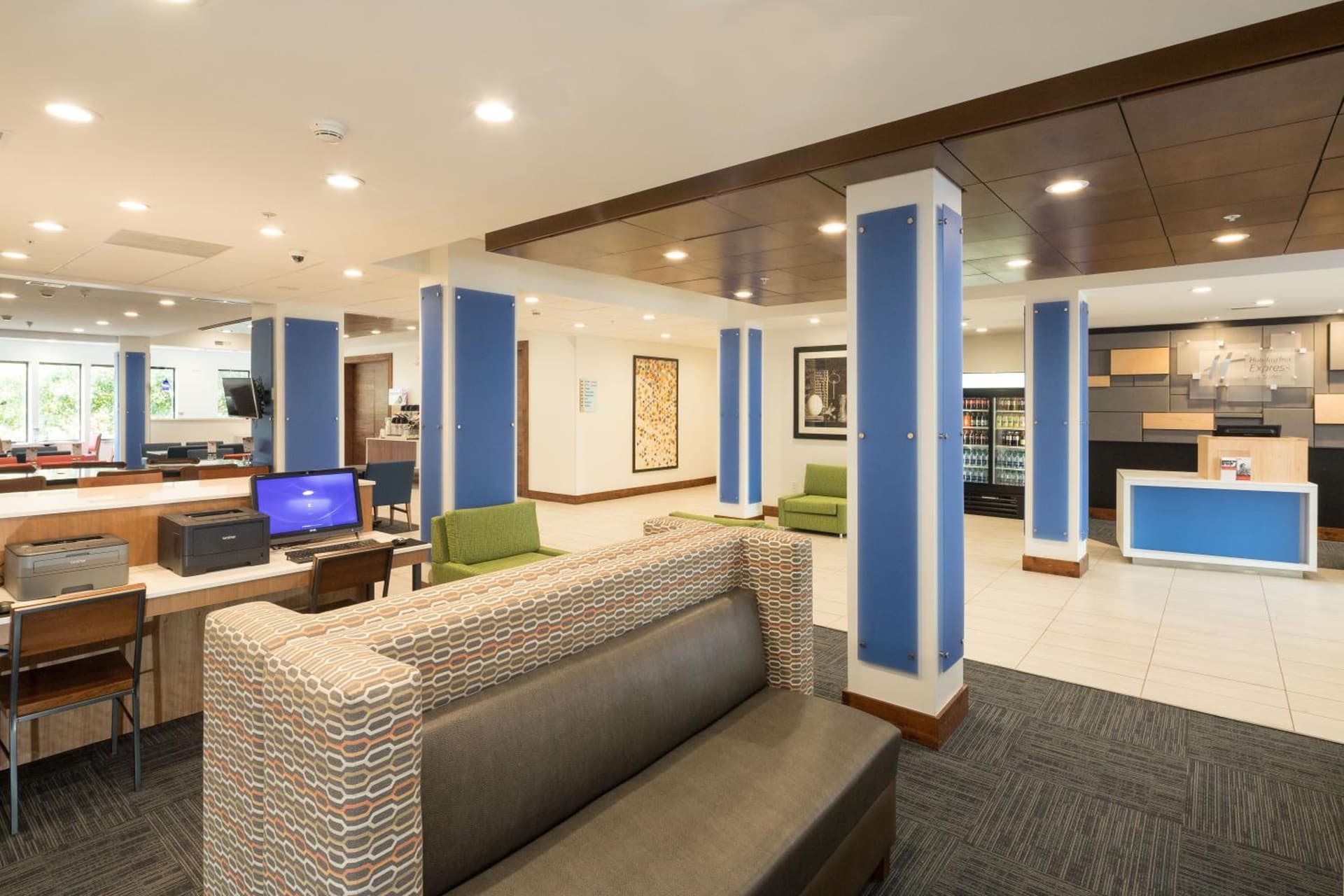 Holiday Inn Express Hotel & Suites Detroit-Utica by IHG interior in Utica, MI — gallery photo 2