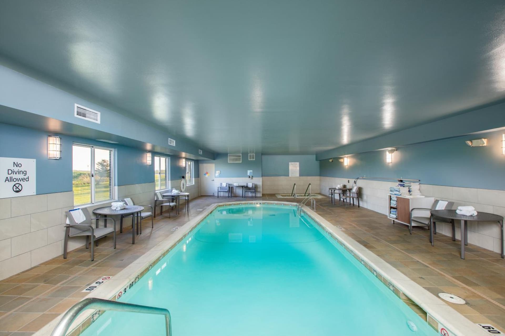 Holiday Inn Express Hotel & Suites Altoona-Des Moines by IHG interior in Altoona, IA — gallery photo 2