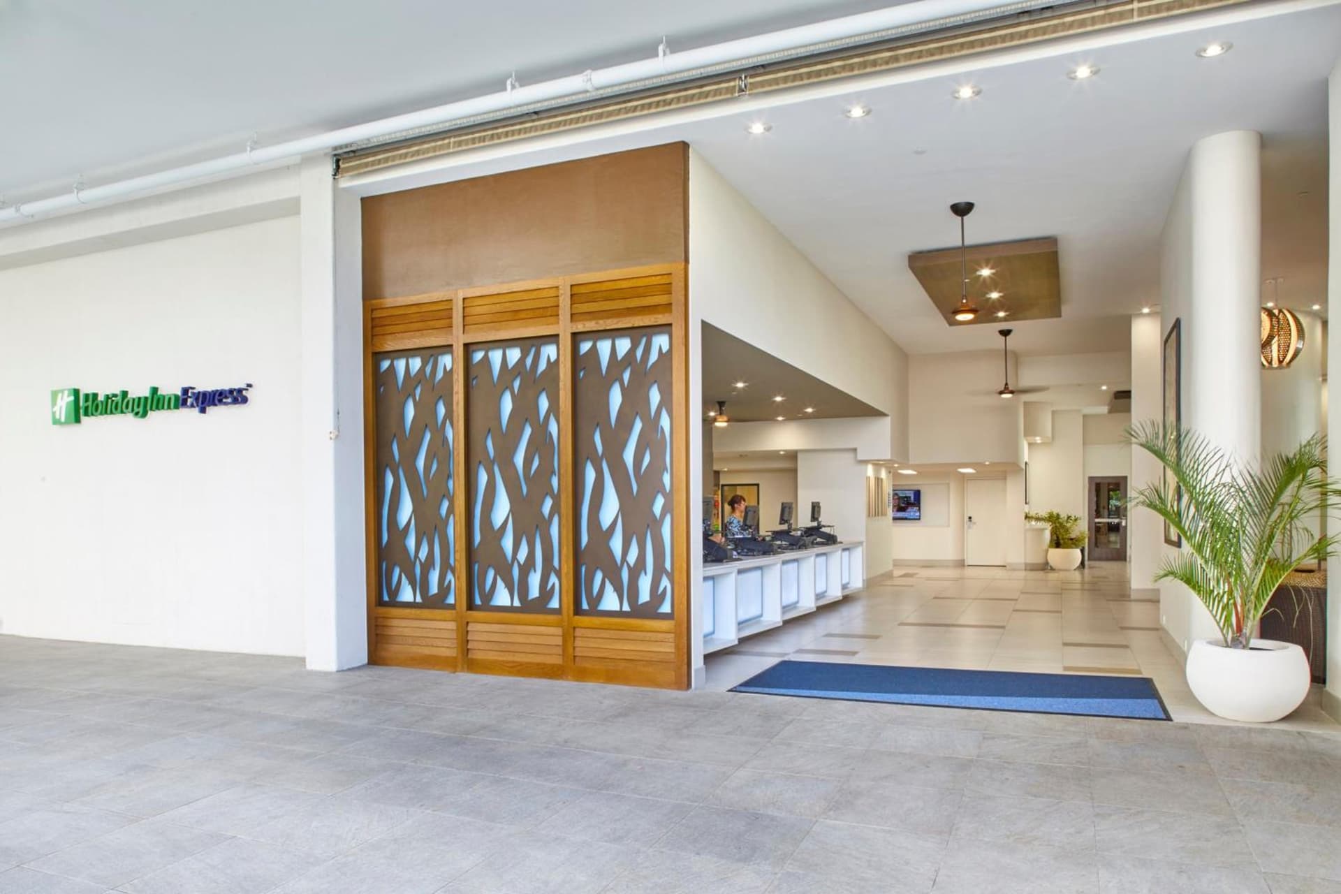 Holiday Inn Express Waikiki by IHG interior in Honolulu, HI — gallery photo 2