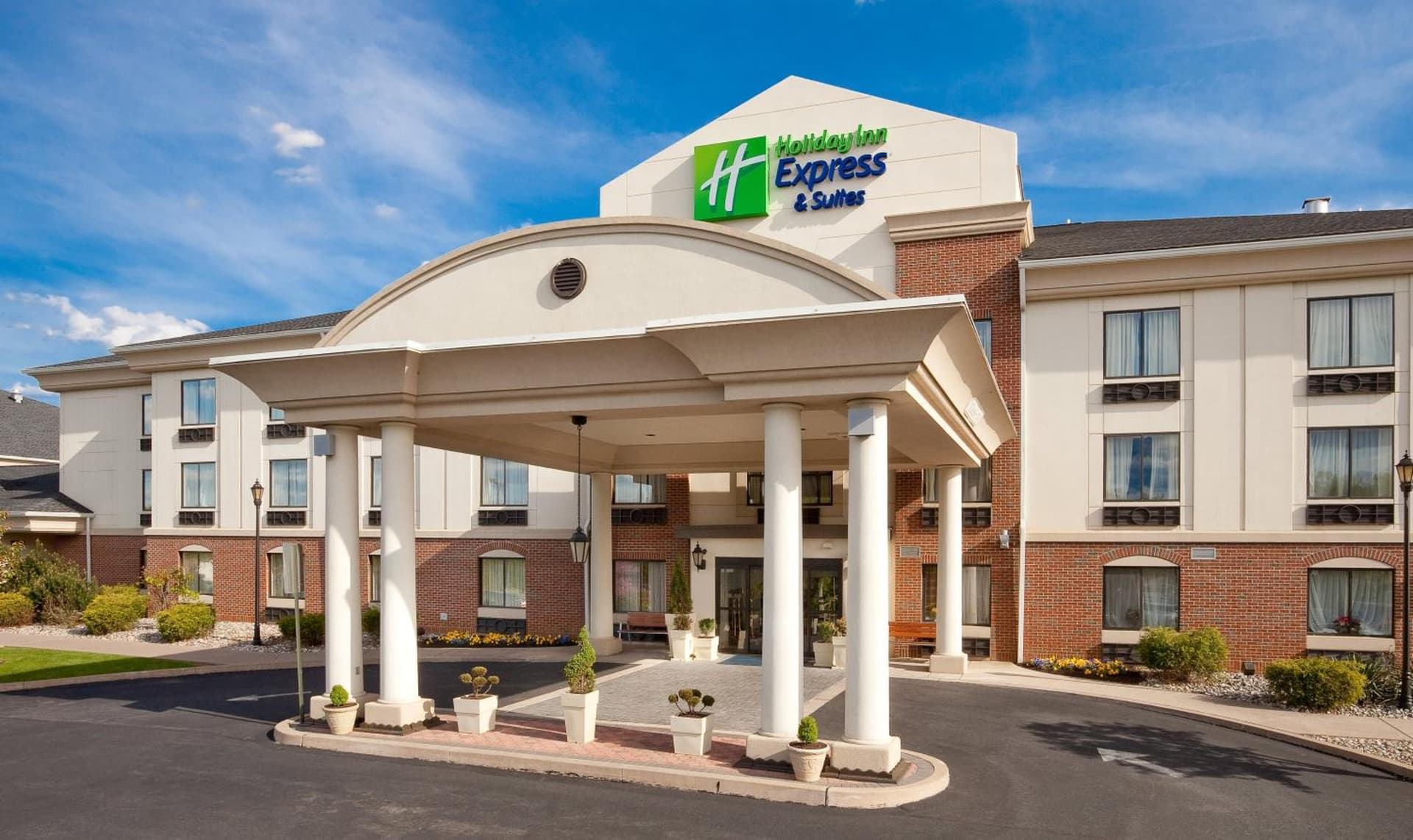 Holiday Inn Express Hotel & Suites Easton by IHG interior in Easton, PA — gallery photo 2