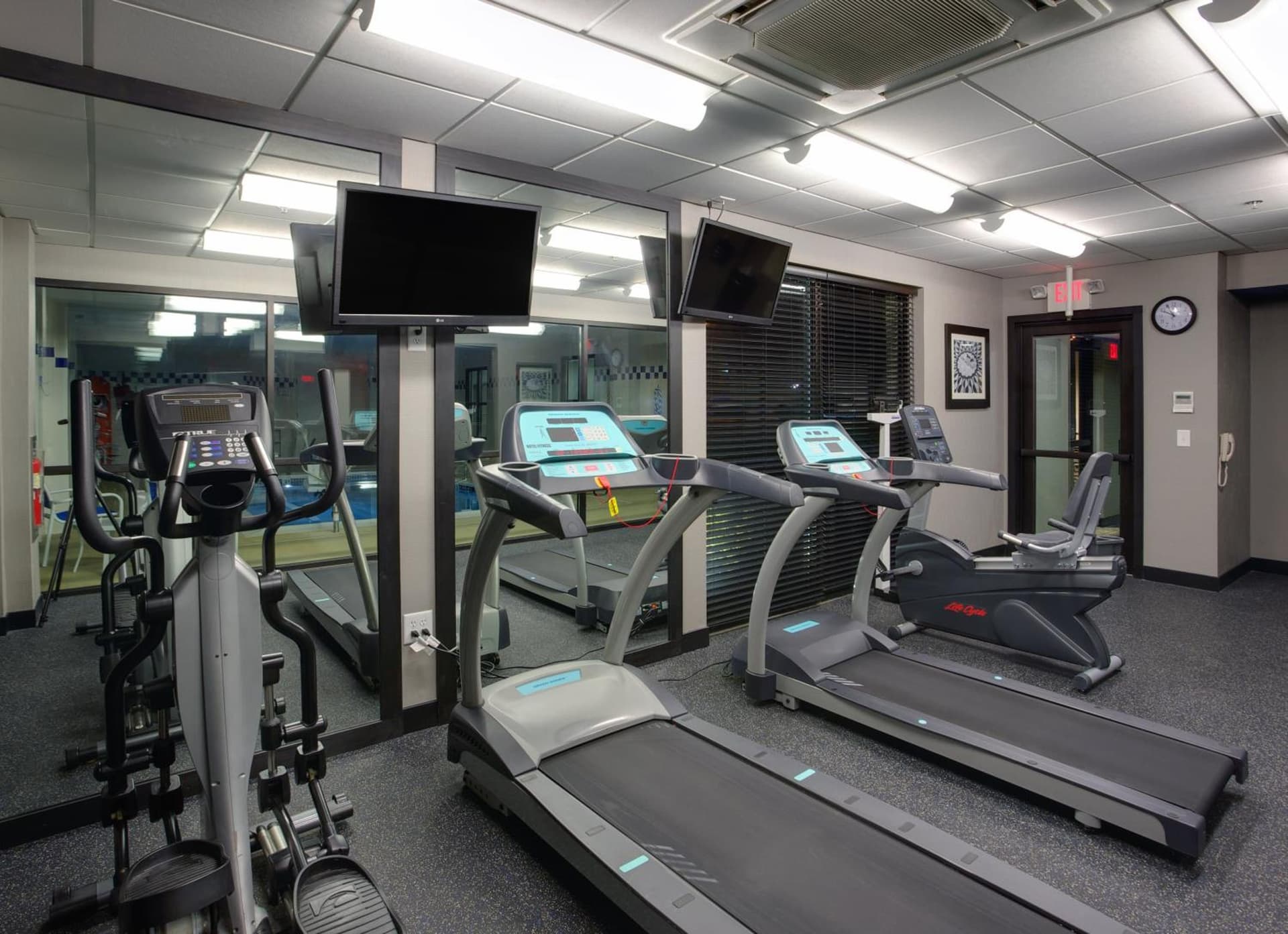 Holiday Inn Express Hotel & Suites Meadowlands Area by IHG gallery photo in Carlstadt, NJ — image 7