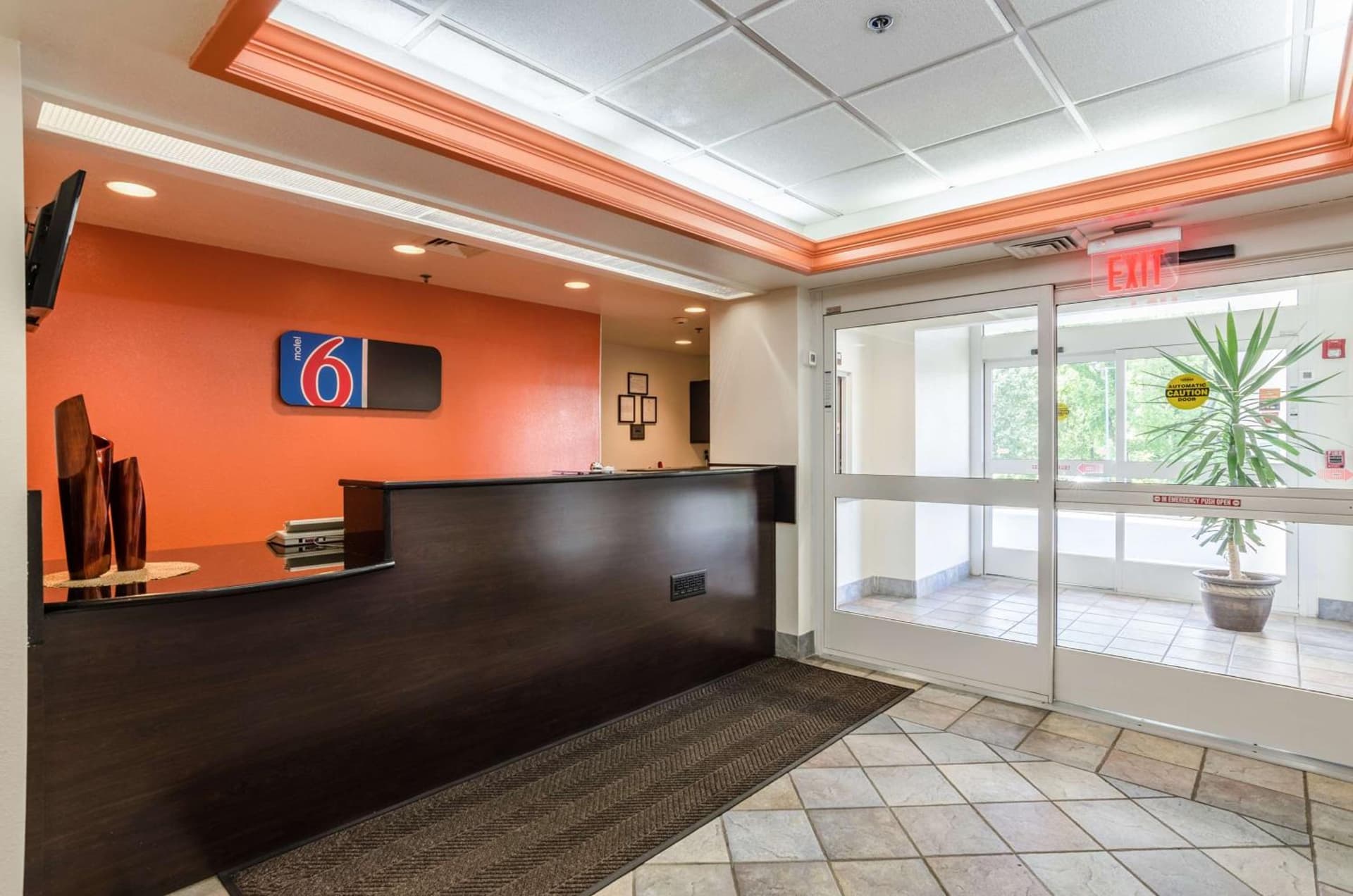 Motel 6-Bristol, VA interior in Bristol, VA — gallery photo 2