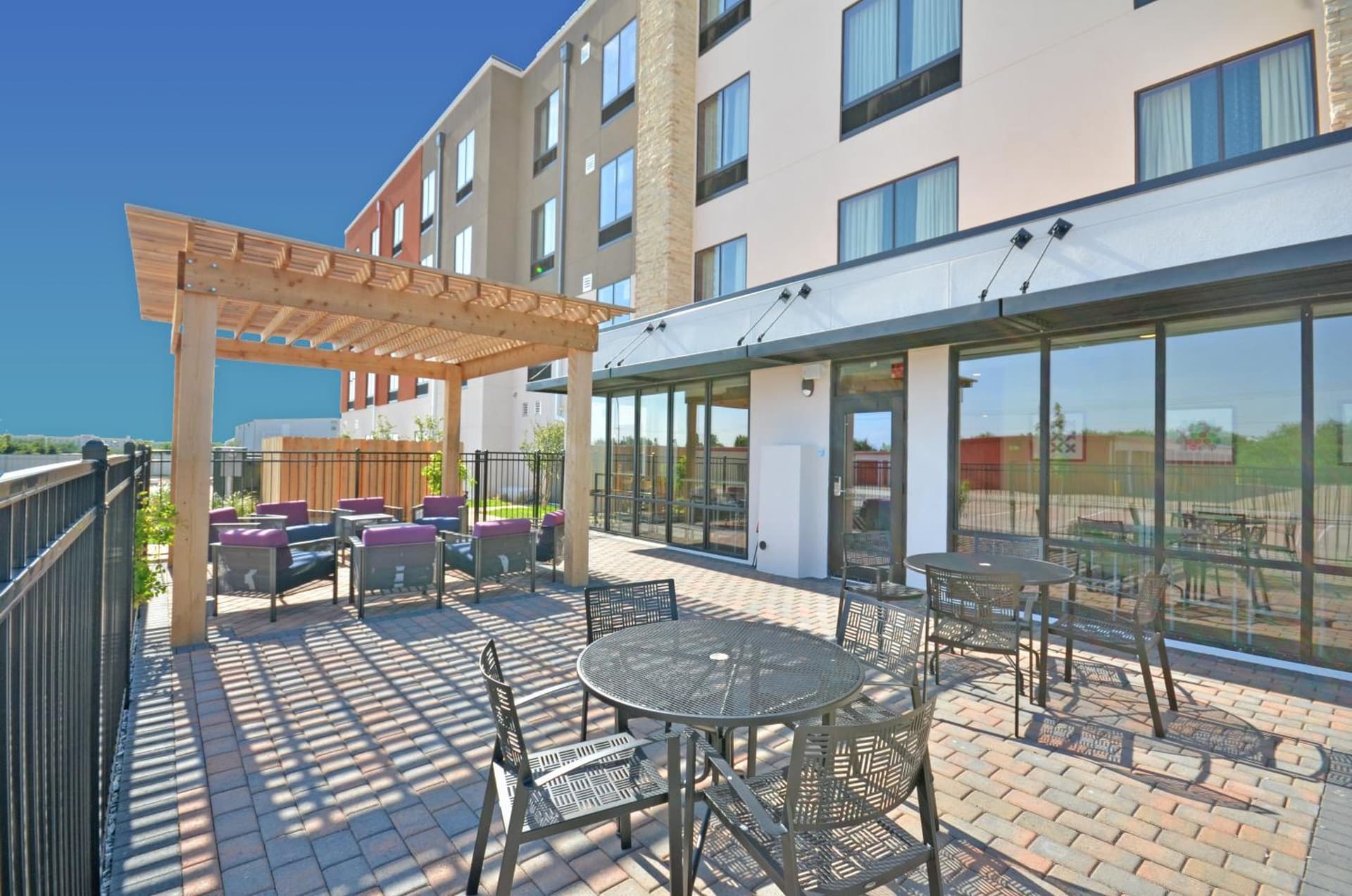 Holiday Inn Express & Suites Oklahoma City Mid - Arpt Area by IHG interior in Oklahoma City, OK — gallery photo 2