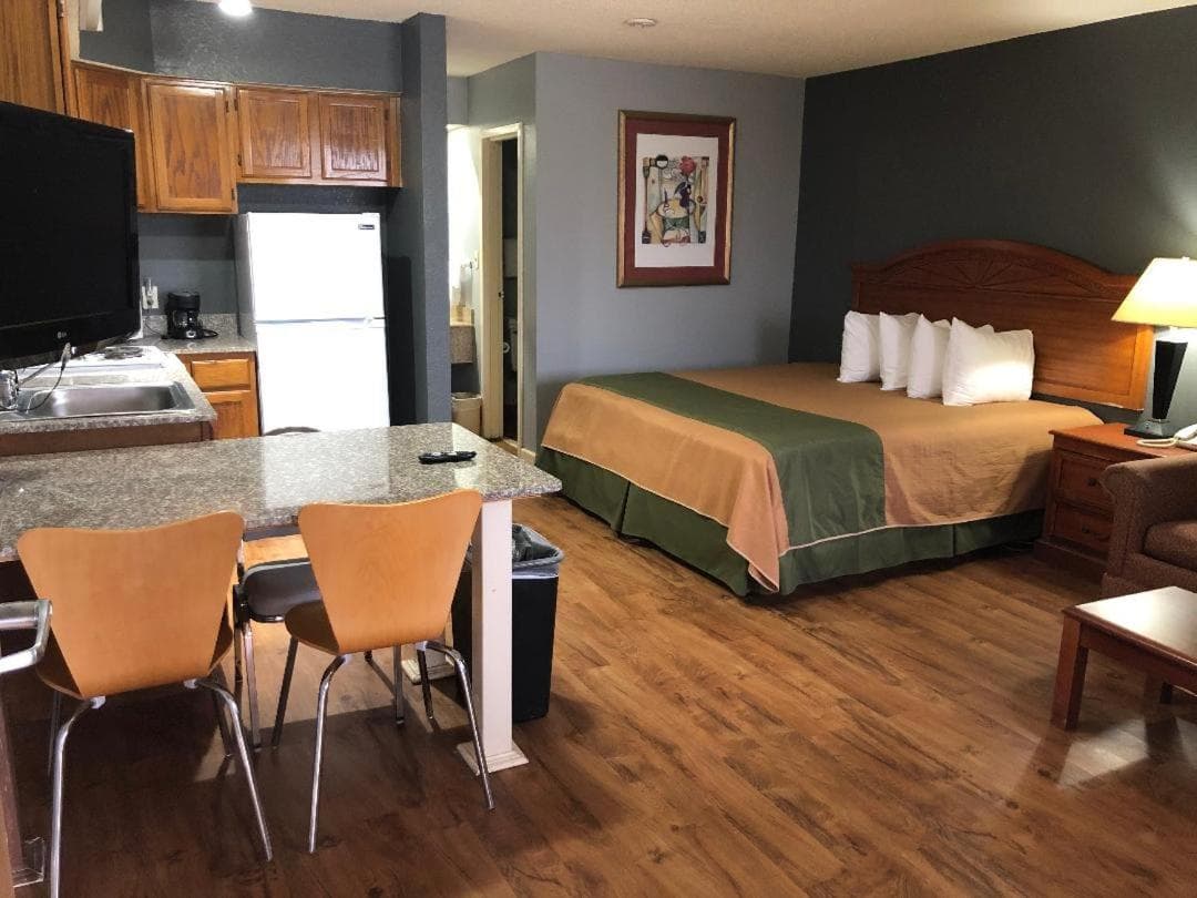 Americas Best Value Inn Yukon property views in Yukon, OK — gallery photo 3
