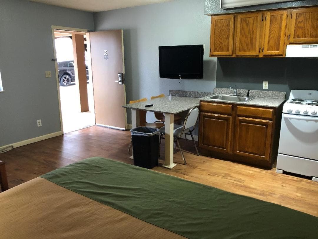 Americas Best Value Inn Yukon interior in Yukon, OK — gallery photo 2