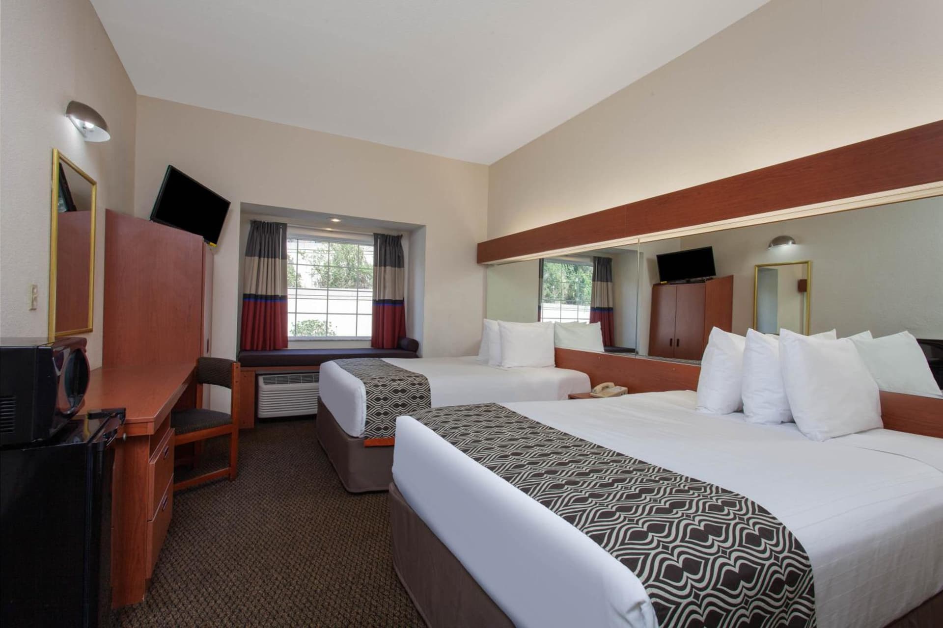 Microtel Inn and Suites by Wyndham - Lady Lake/ The Villages interior in The Villages, FL — gallery photo 2