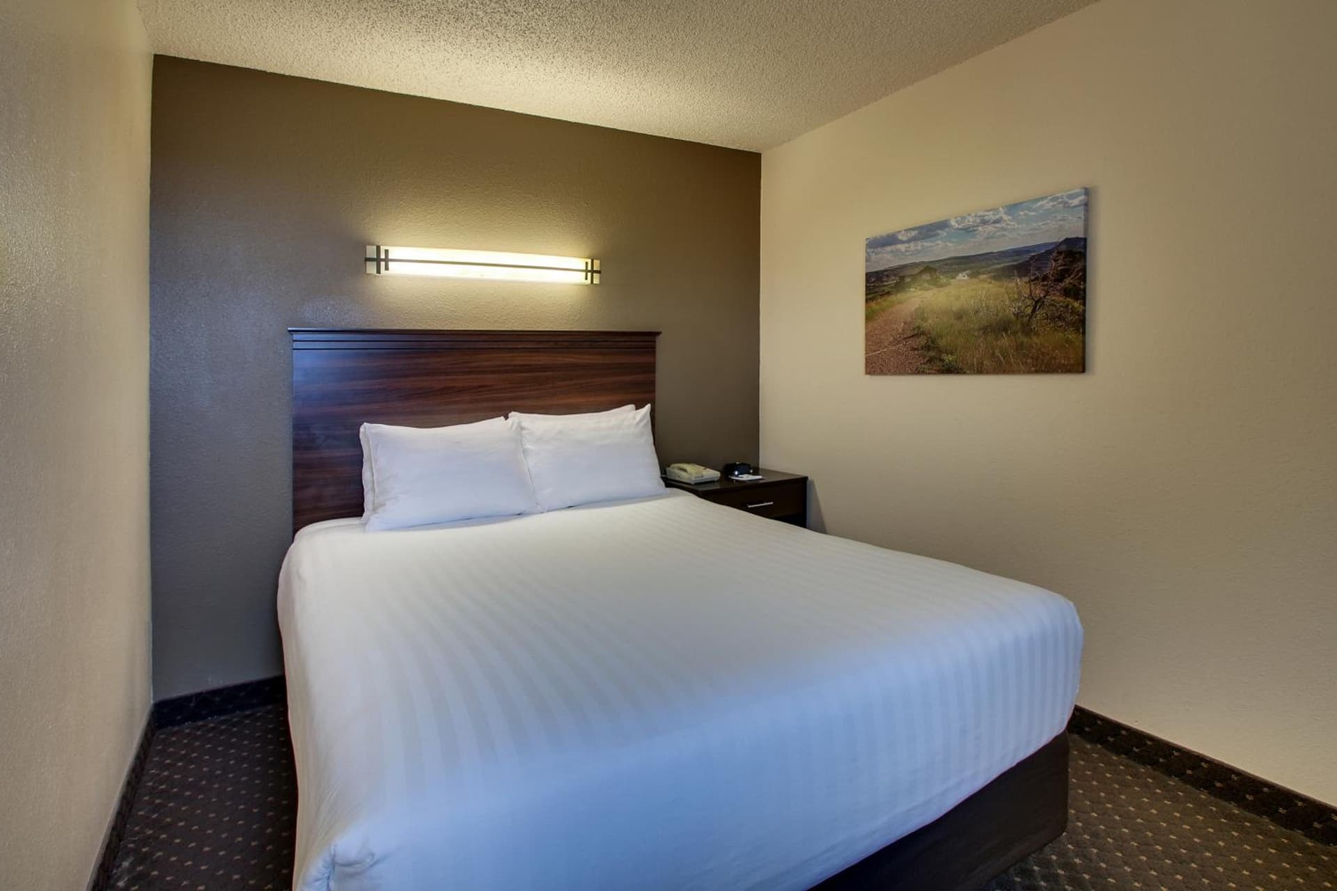 EverSpring Inn interior in Bismarck, ND — gallery photo 2