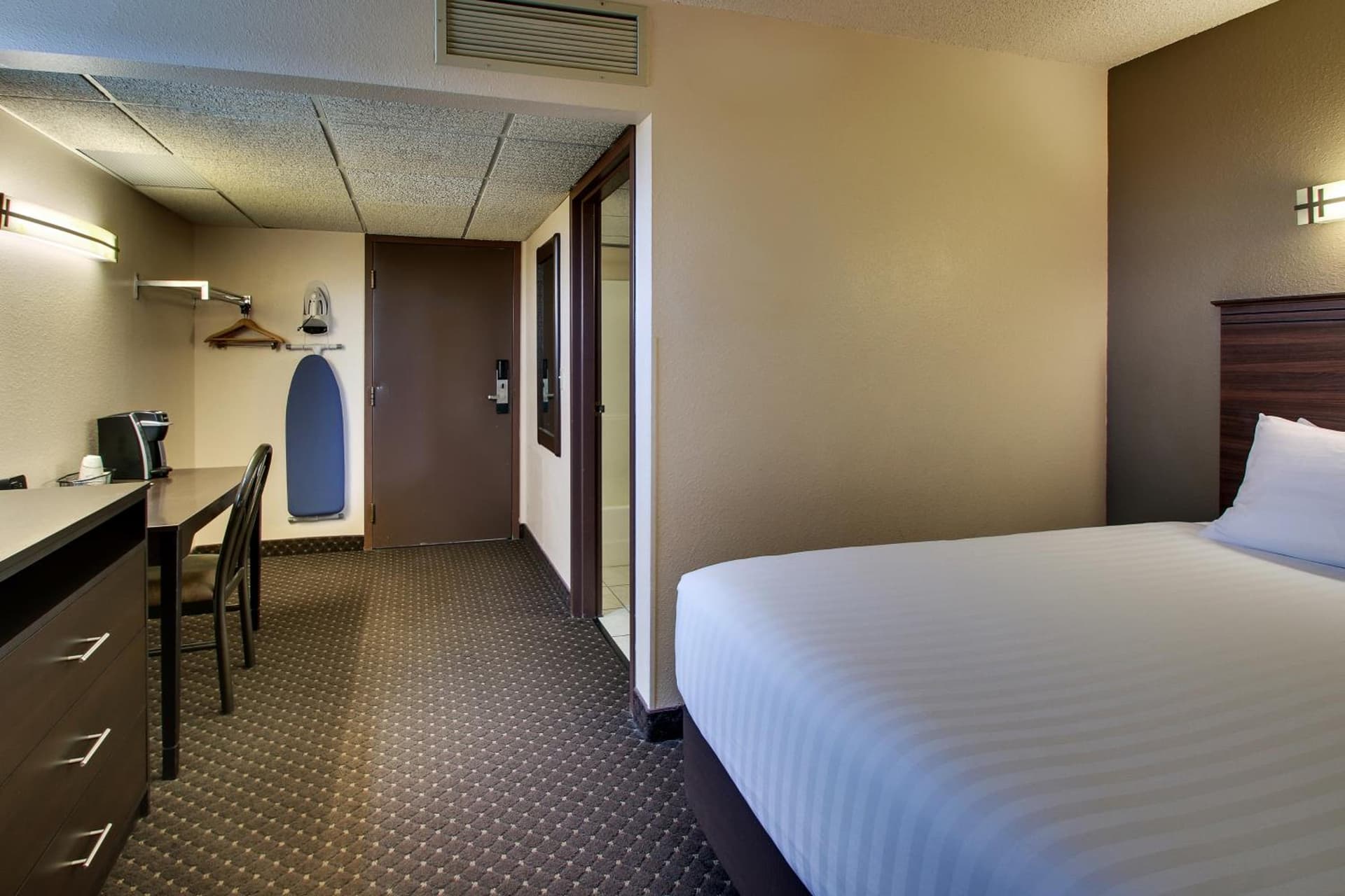 EverSpring Inn interior in Bismarck, ND — gallery photo 2