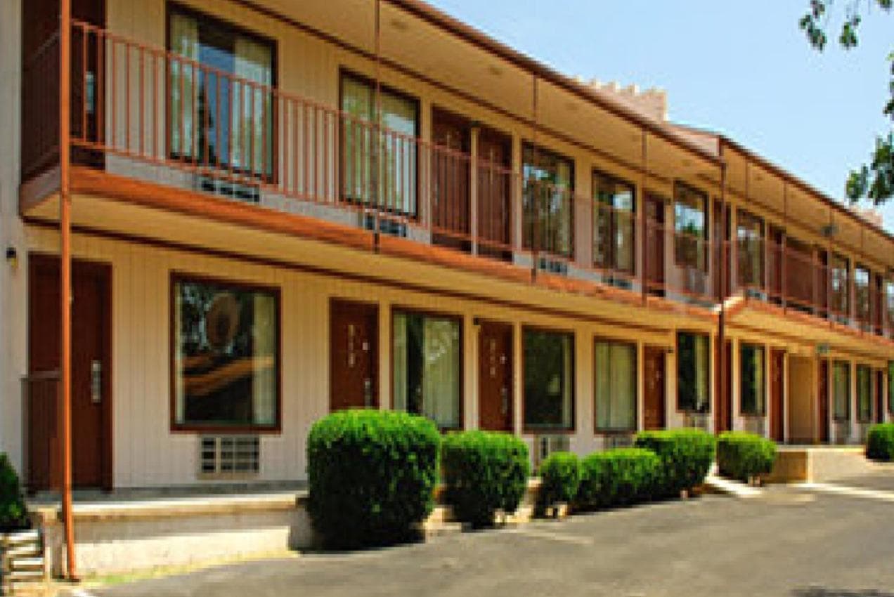 The Parkwood Inn & Suites featured exterior or lobby in Mountain View, AR — similar hotel