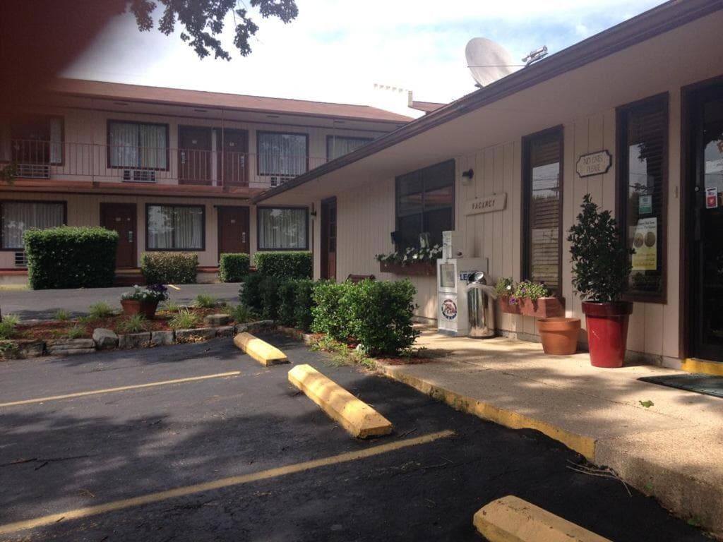 The Parkwood Inn & Suites property views in Mountain View, AR — gallery photo 3