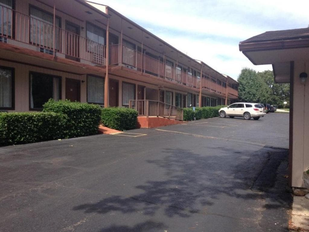The Parkwood Inn & Suites interior in Mountain View, AR — gallery photo 2