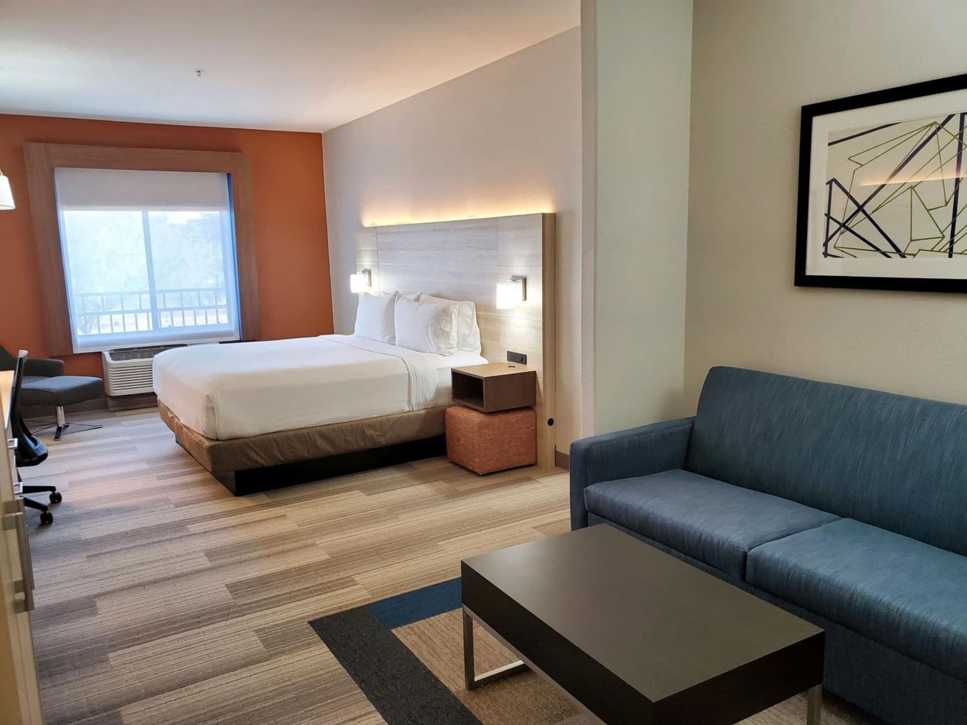 Holiday Inn Express & Suites Phoenix Glendale Dist by IHG gallery photo in Glendale, AZ — image 49