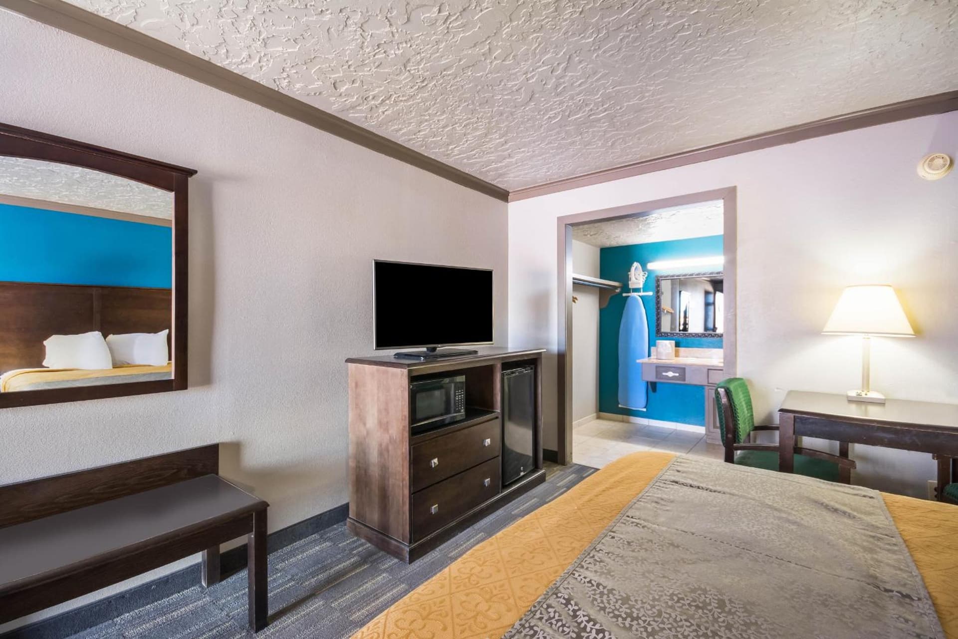 Econo Lodge Inn & Suites interior in Oklahoma City, OK — gallery photo 2