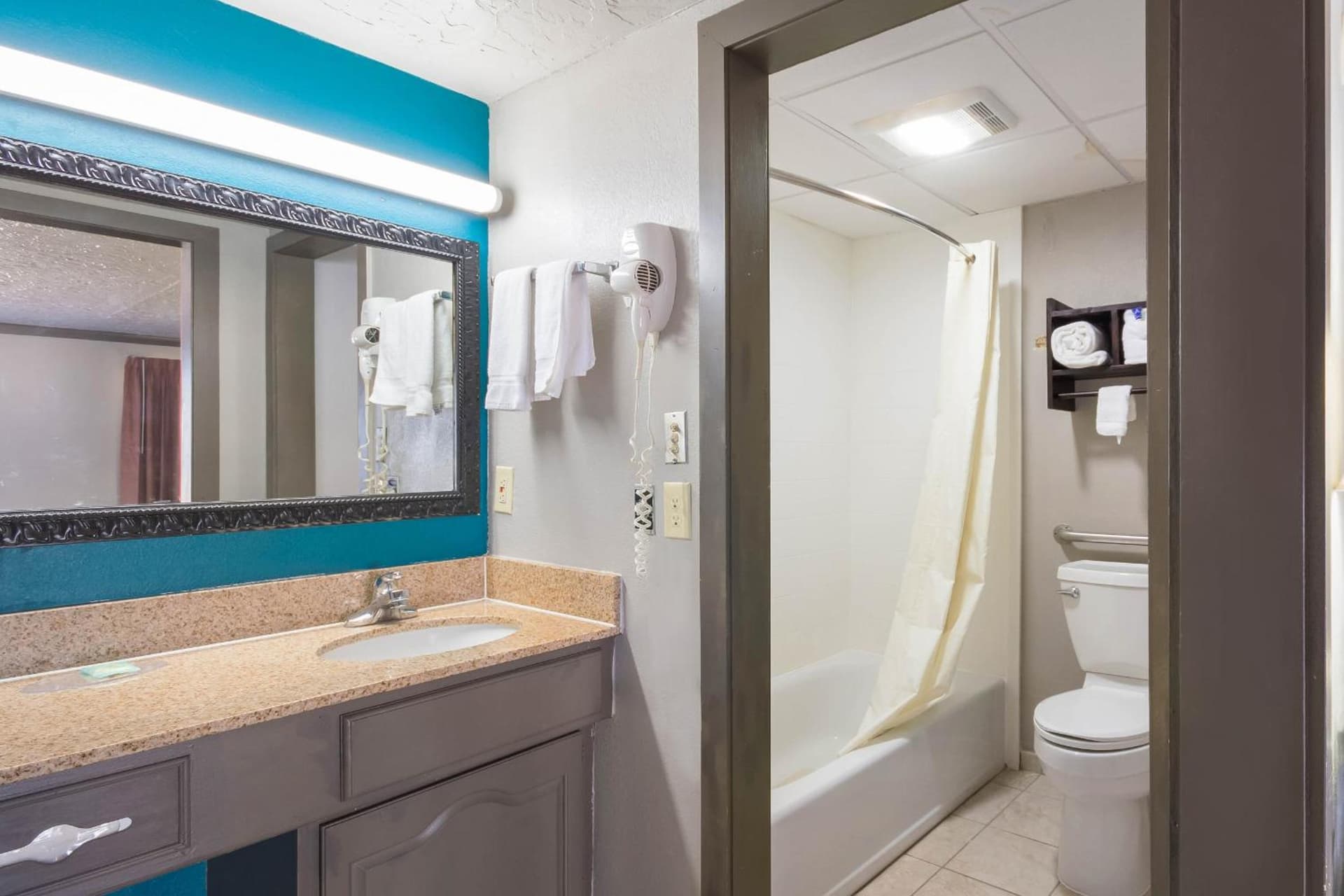 Econo Lodge Inn & Suites property views in Oklahoma City, OK — gallery photo 3