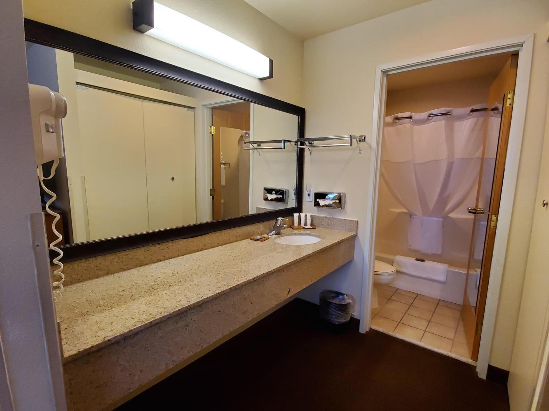 Country Inn & Suites by Radisson, Bend, OR gallery photo in Bend, OR — image 71