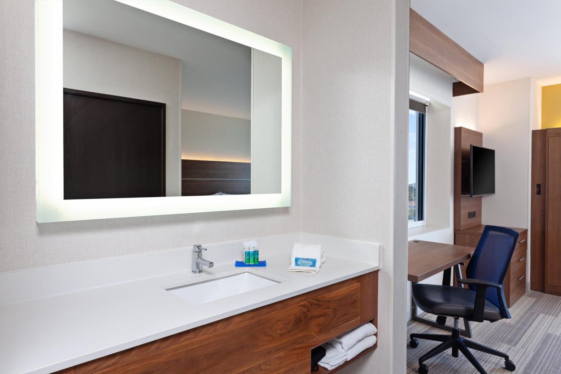Holiday Inn Express Los Angeles LAX Airport by IHG gallery photo in Los Angeles, CA — image 29