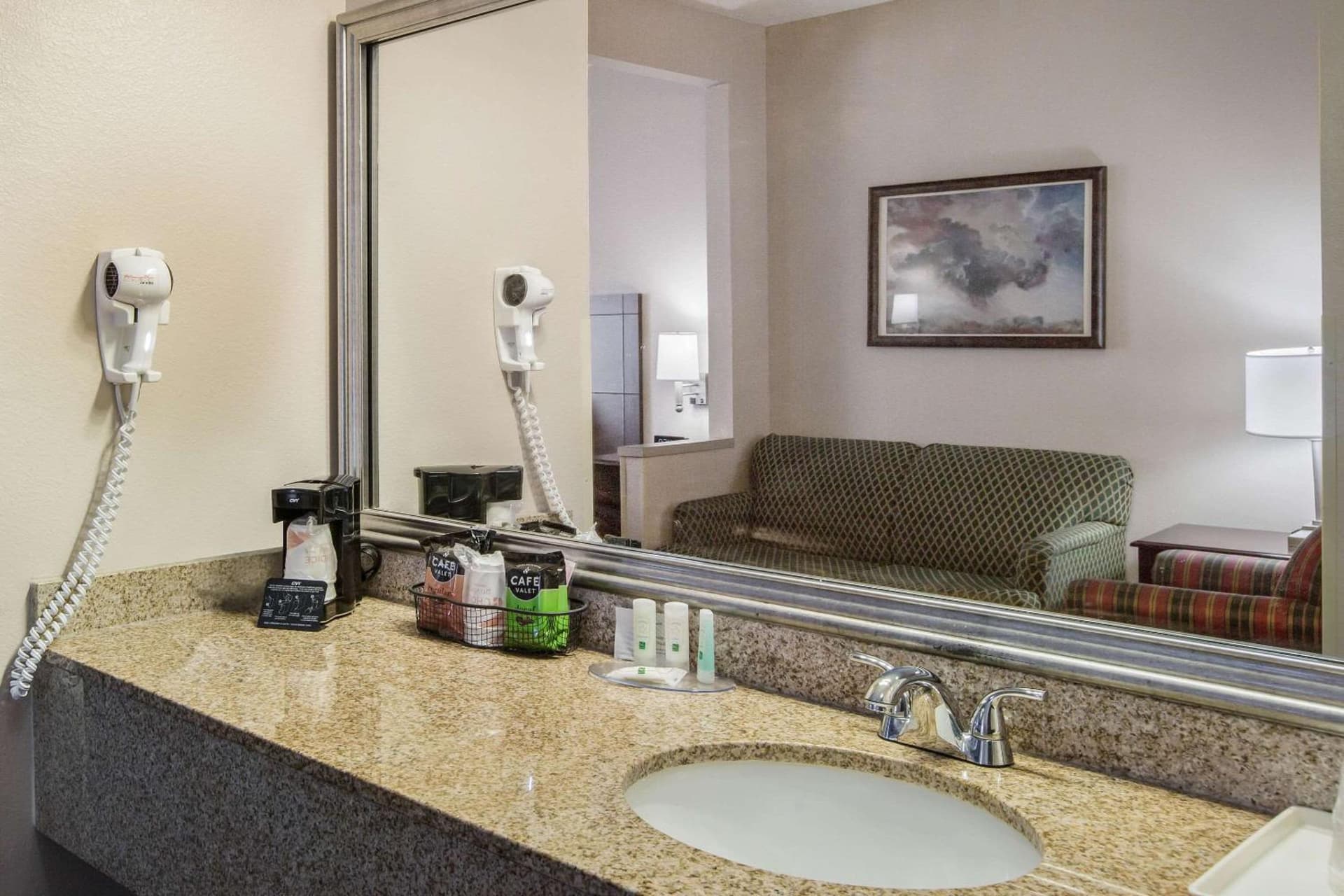 Quality Inn & Suites Lawrence - University Area gallery photo in Lawrence, KS — image 5