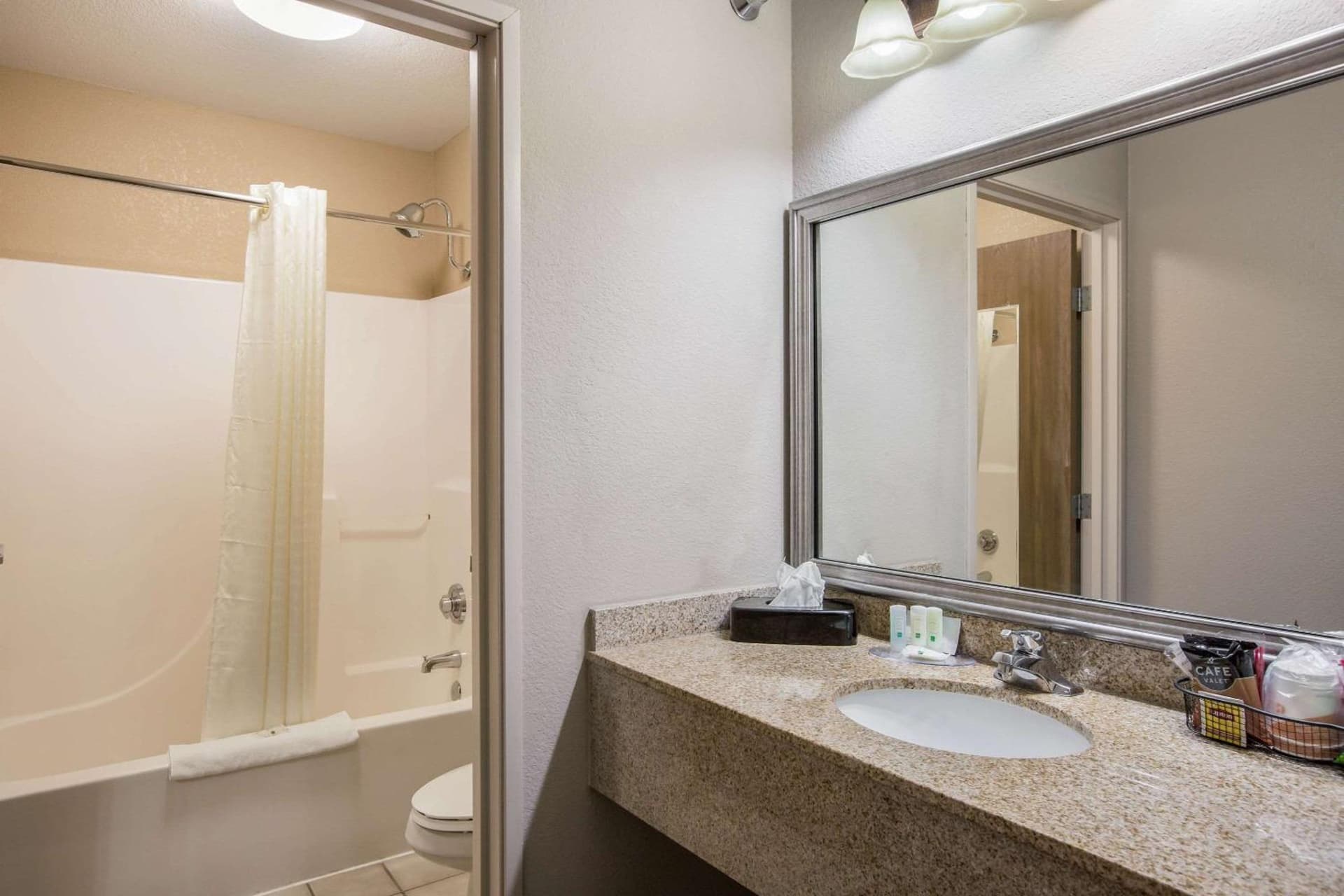 Quality Inn & Suites Lawrence - University Area gallery photo in Lawrence, KS — image 7