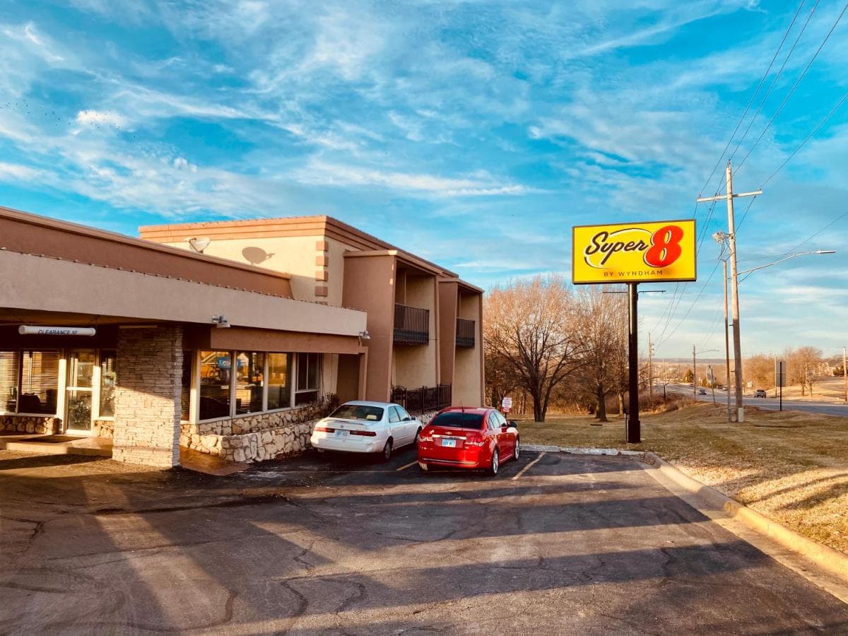 Super 8 by Wyndham Lawrence KU gallery photo in Lawrence, KS — image 30