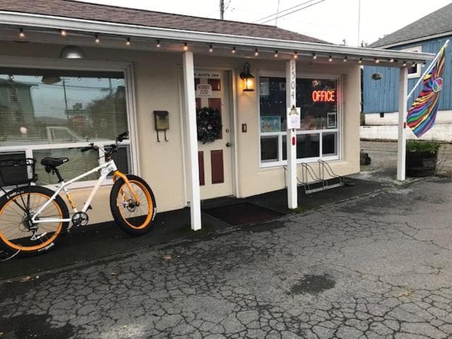 The Star Trek - USS Enterprise Room at the Itty Bitty Inn property views in North Bend, OR — gallery photo 3