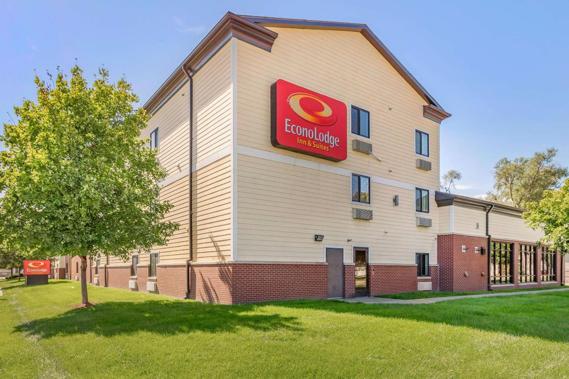 Econo Lodge Inn & Suites Des Moines Fairgrounds Area exterior or lobby in Des Moines, IA — main listing photo