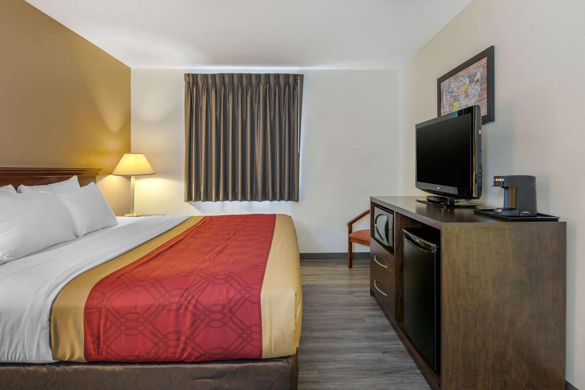 Econo Lodge Inn & Suites Des Moines Fairgrounds Area gallery photo in Des Moines, IA — image 5