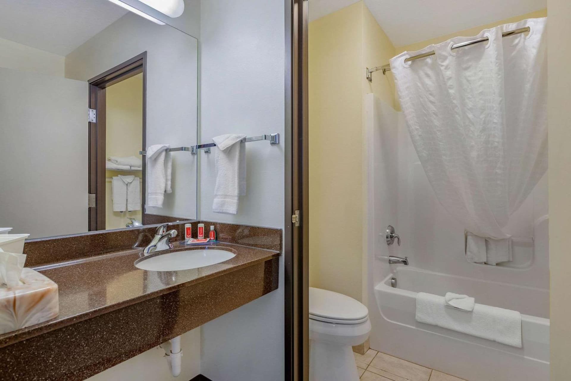 Econo Lodge Inn & Suites Des Moines Fairgrounds Area gallery photo in Des Moines, IA — image 24